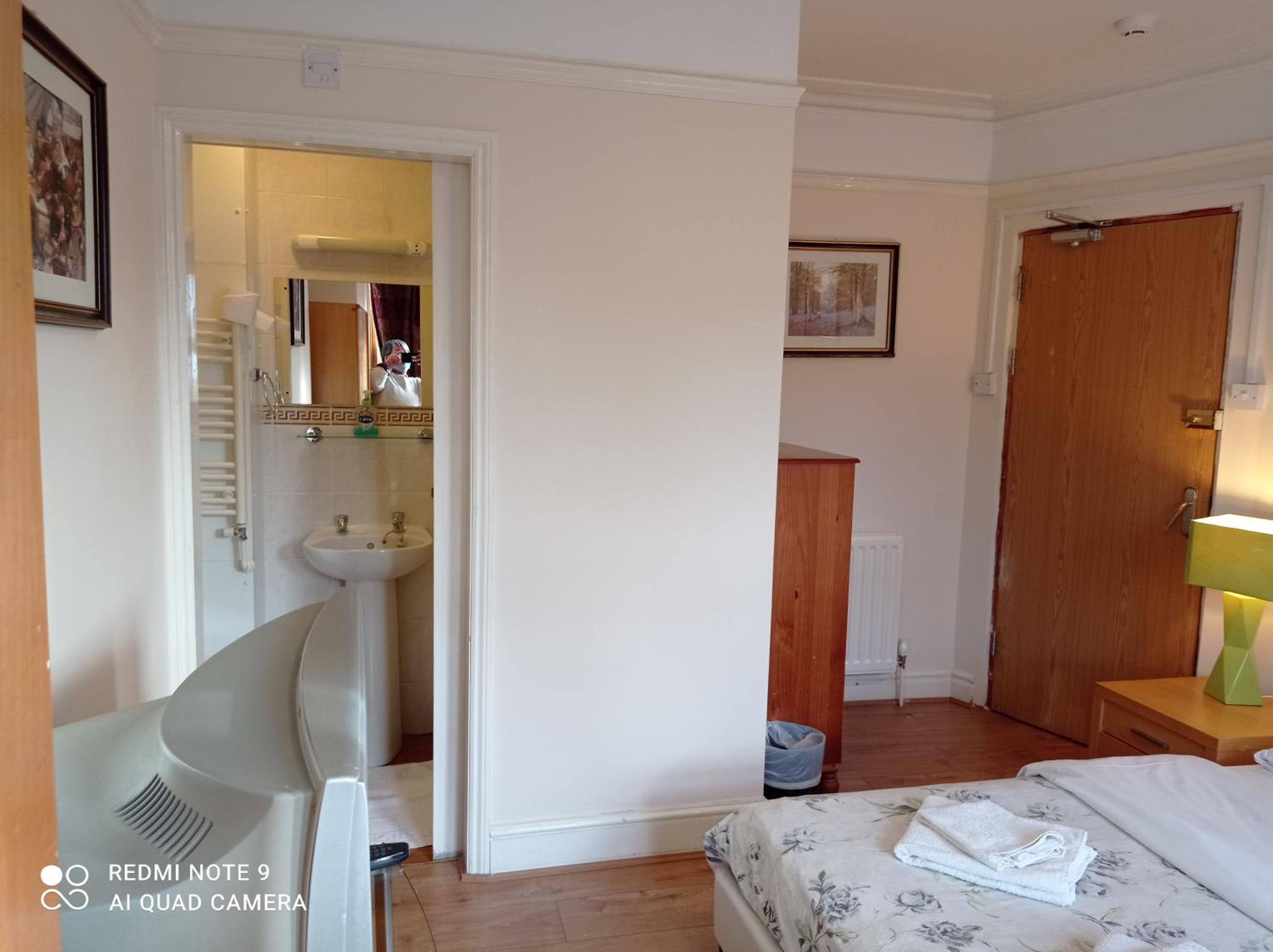 Double Room with Private Bathroom - Photo 4