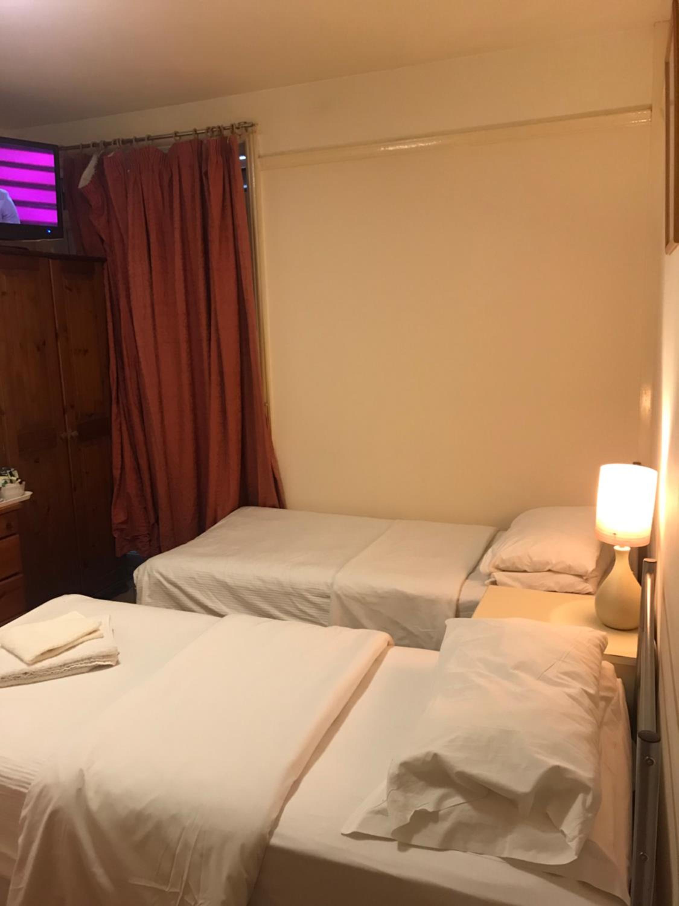 Twin Room with Private Bathroom - Photo 1