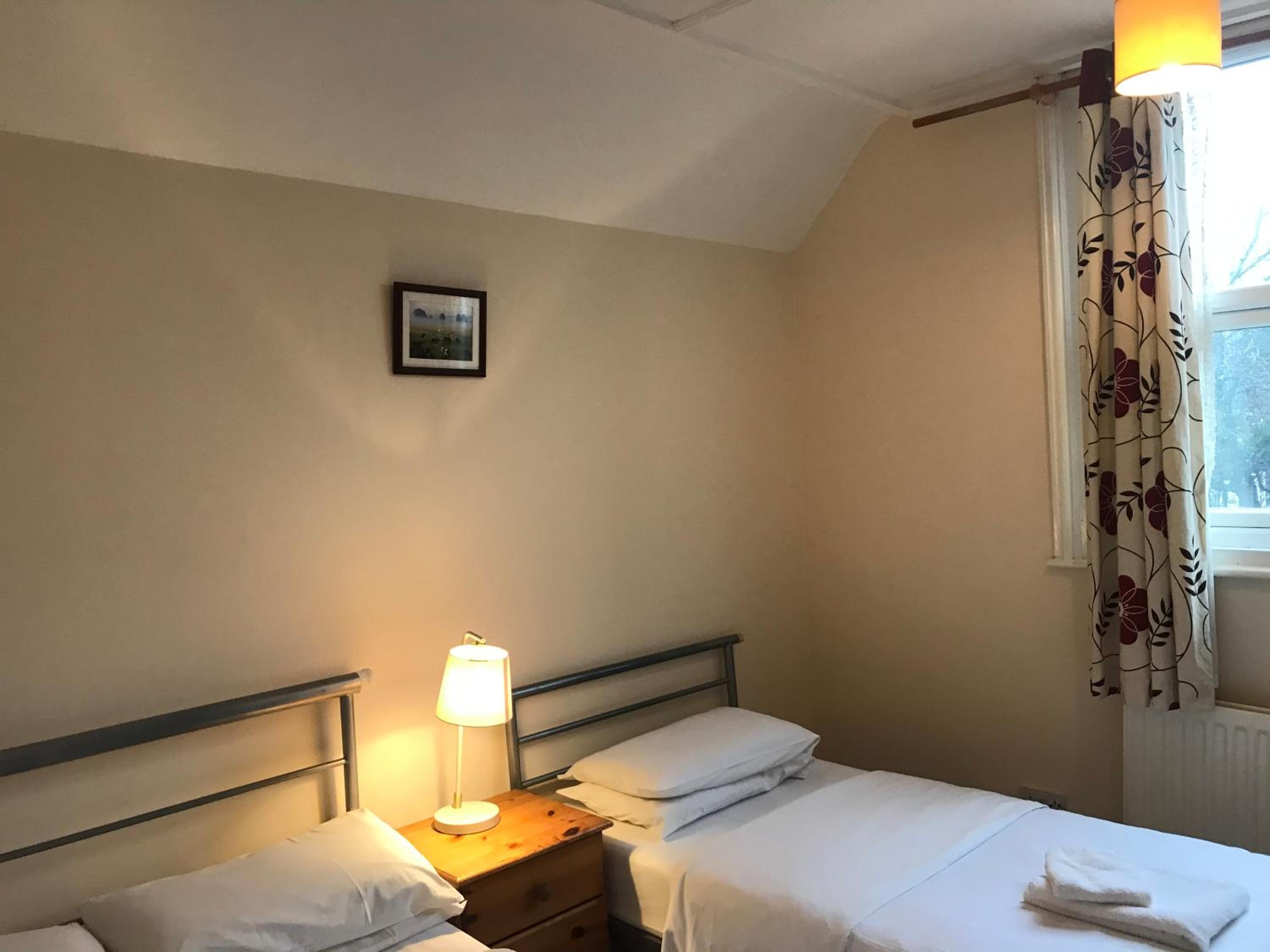 Twin Room with Private Bathroom - Photo 2