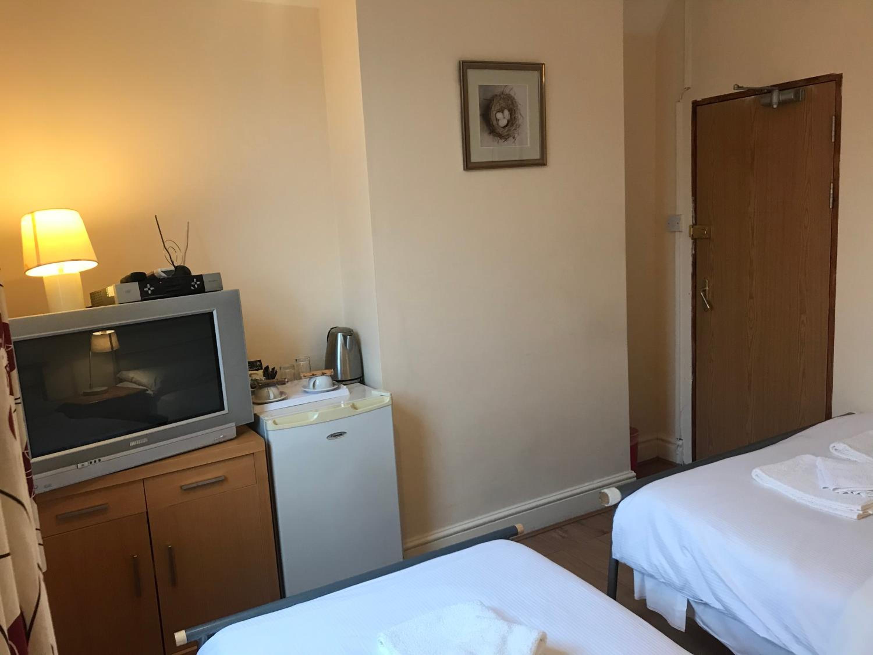 Twin Room with Private Bathroom - Photo 4