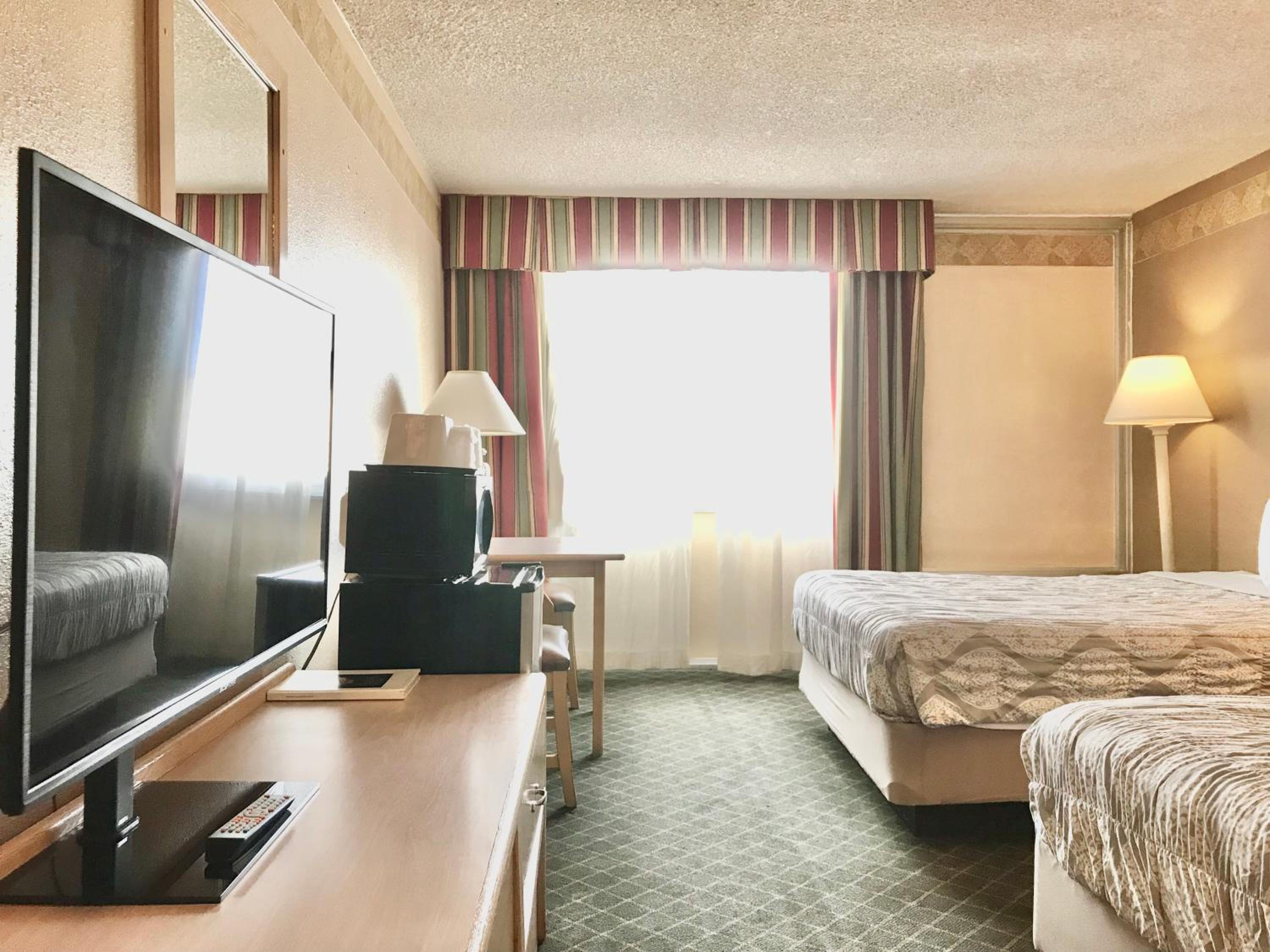 Double Room with Two Queen Beds - Non-Smoking - Photo 6