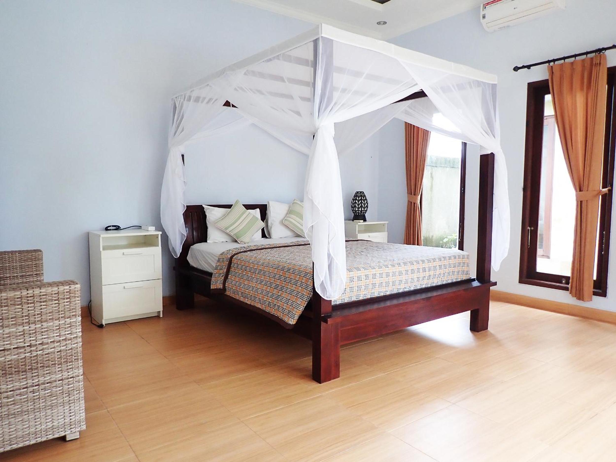 Villa with Private Pool - Photo 1