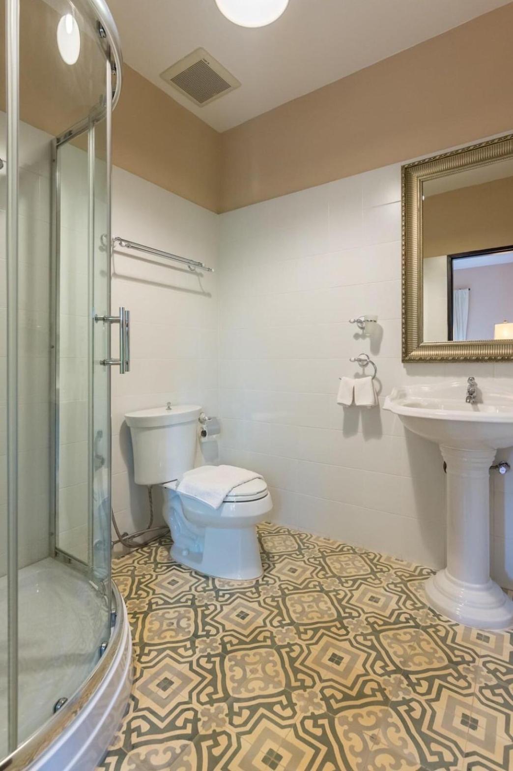 Deluxe Room (2 Adults + 1 Child) photo 3