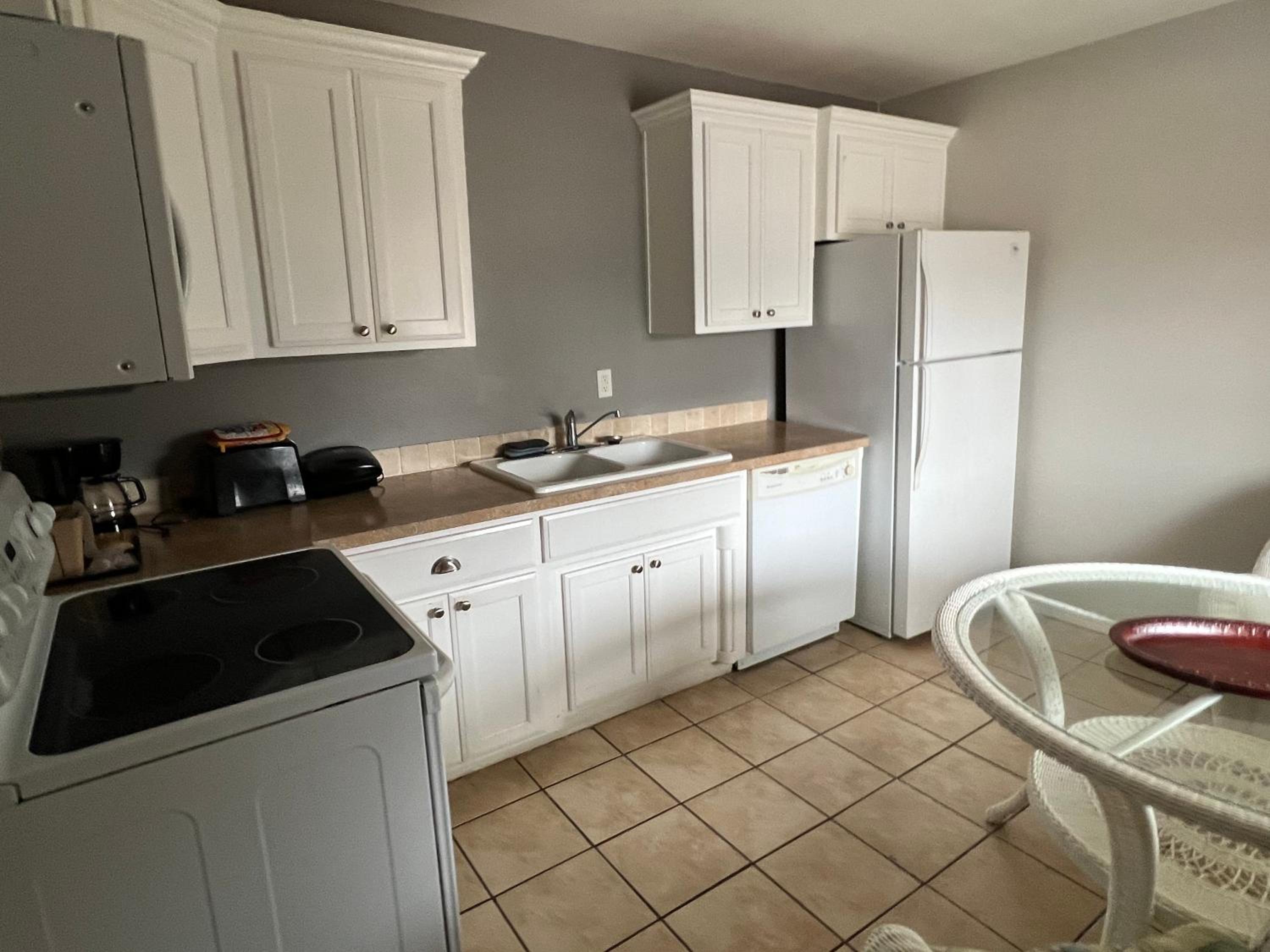 King Suite - Non-Smoking - Photo 6