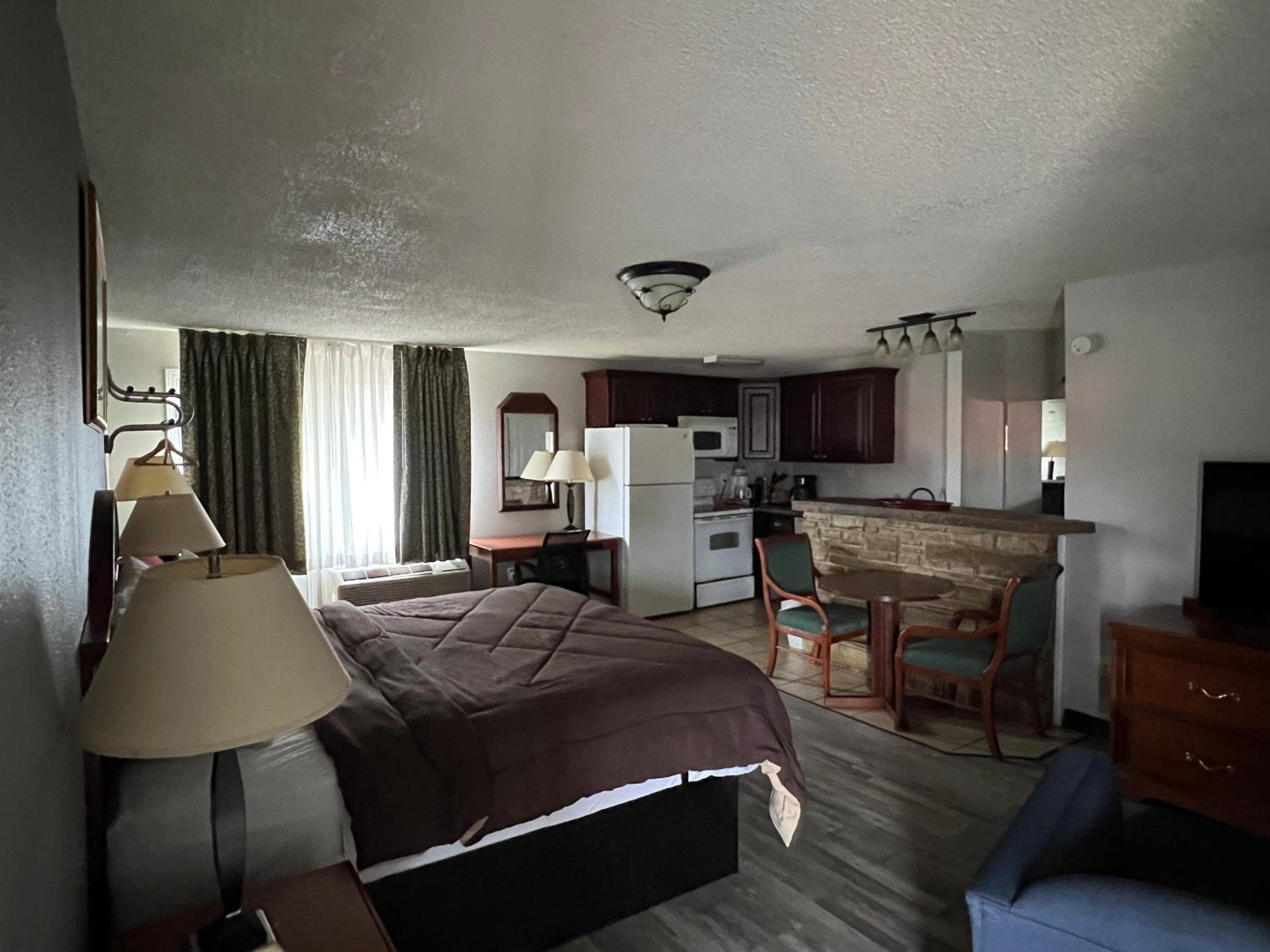 King Suite - Non-Smoking - Photo 11