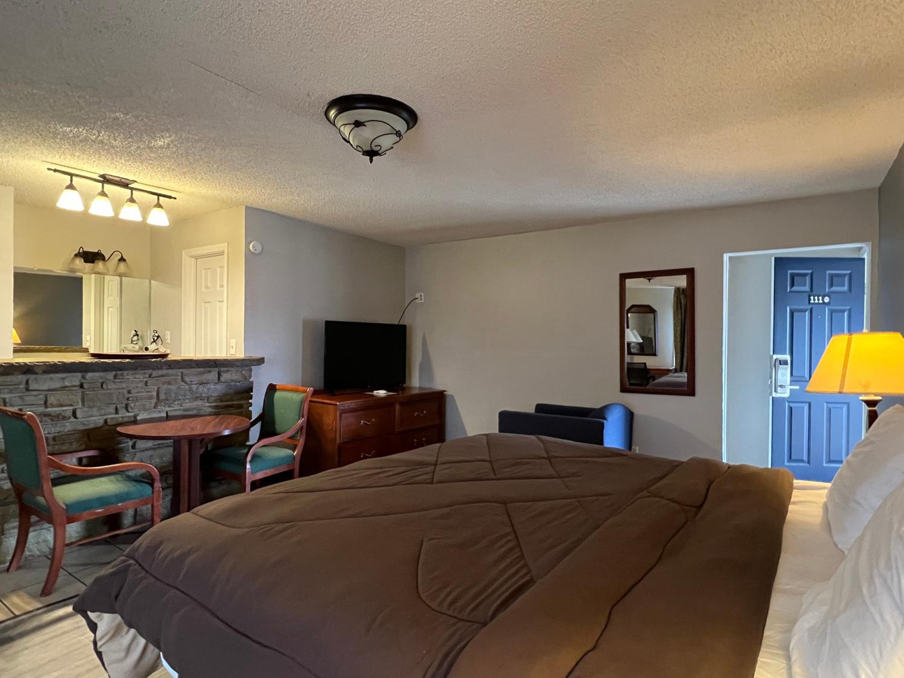 King Suite - Non-Smoking - Photo 10