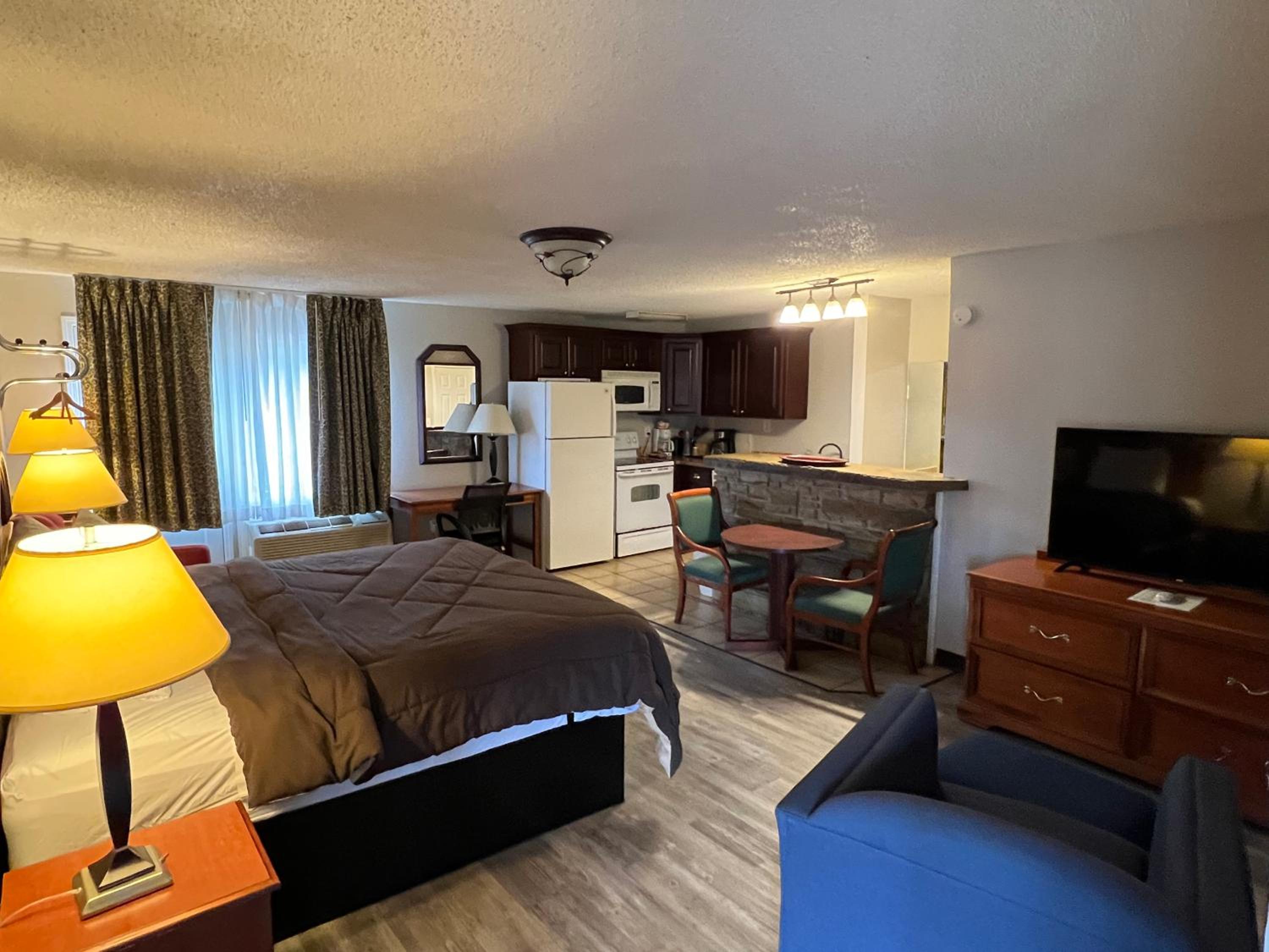 King Suite - Non-Smoking - Photo 4