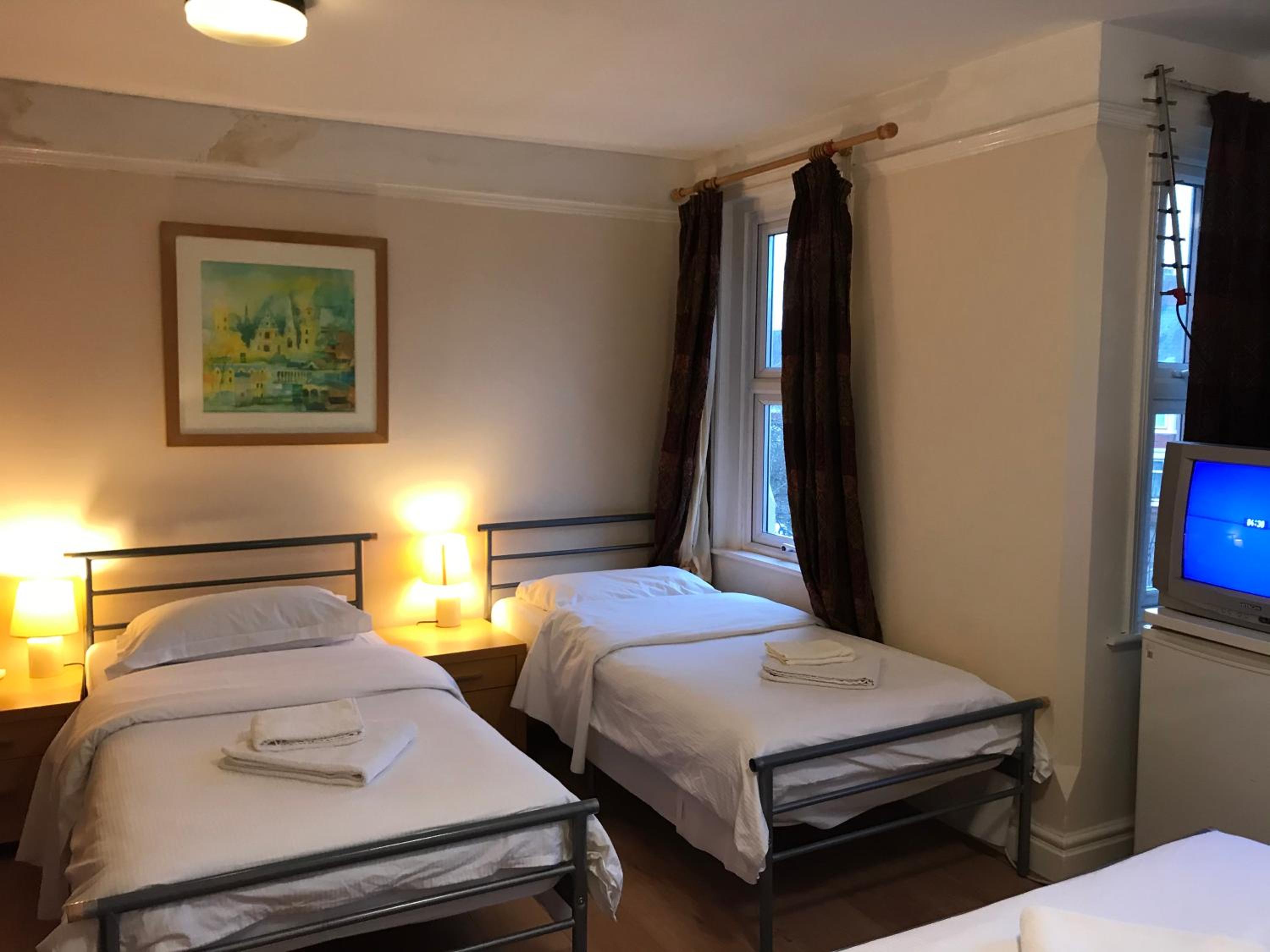 Quadruple Room with Private Bathroom - Photo 4