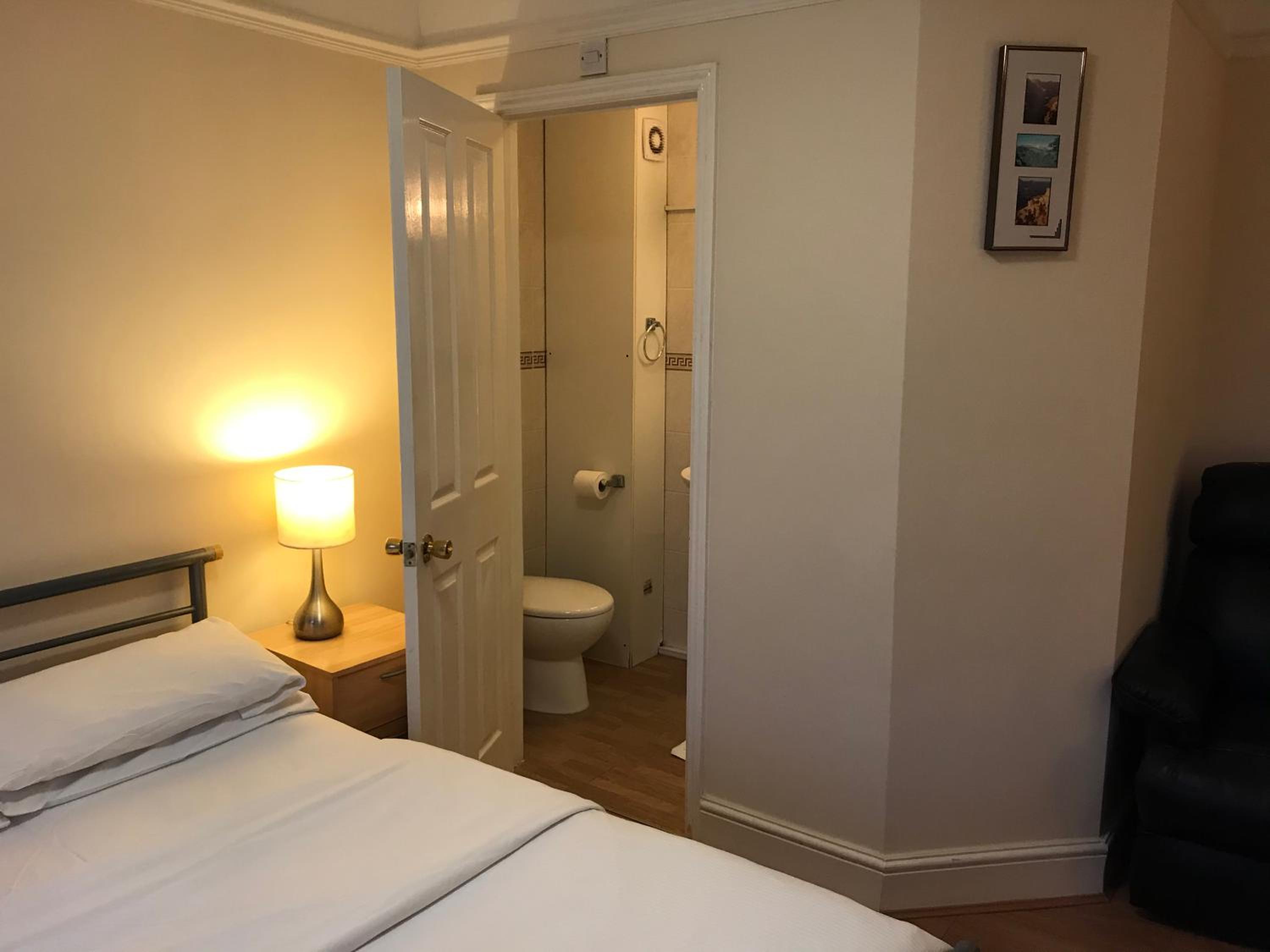 Quadruple Room with Private Bathroom - Photo 2