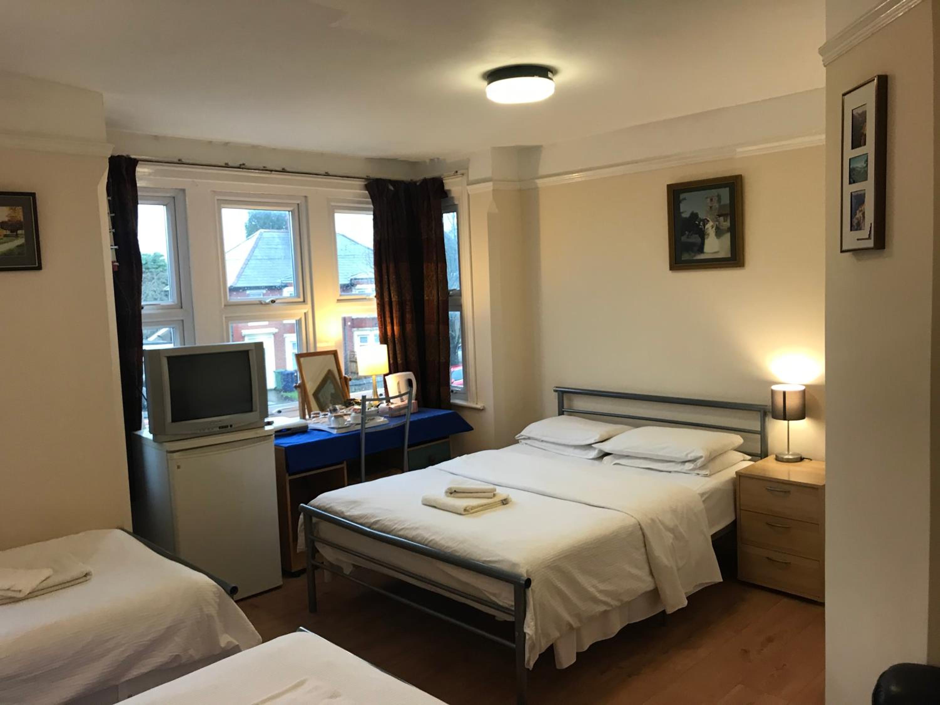 Quadruple Room with Private Bathroom - Photo 3