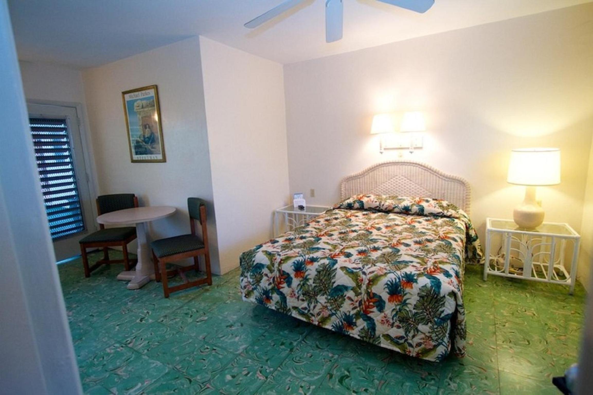 Queen Room photo 2