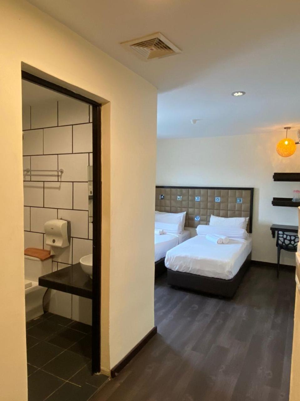 Standard Twin Room - Photo 2