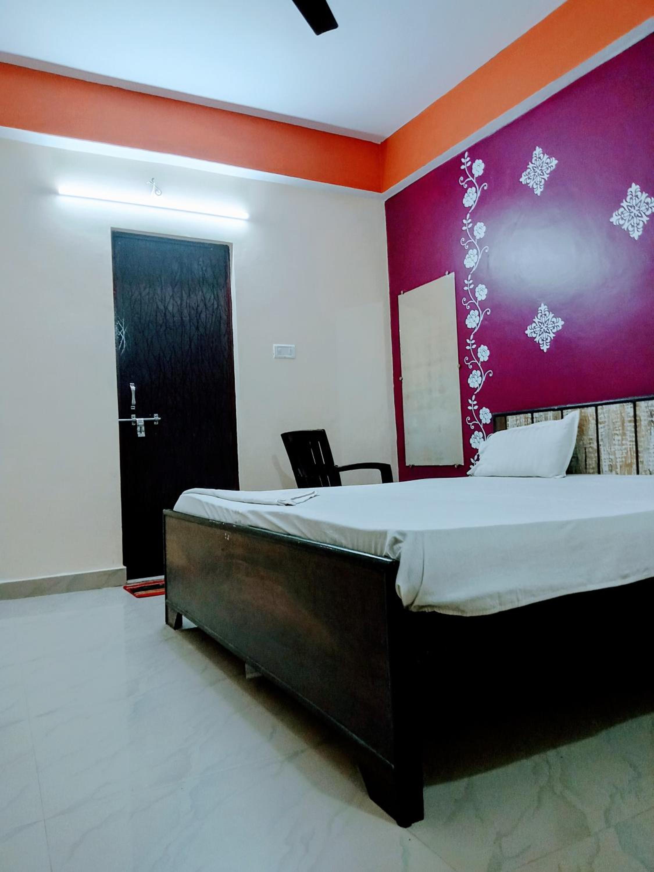 Standard Double Room Non Ac - Photo 12