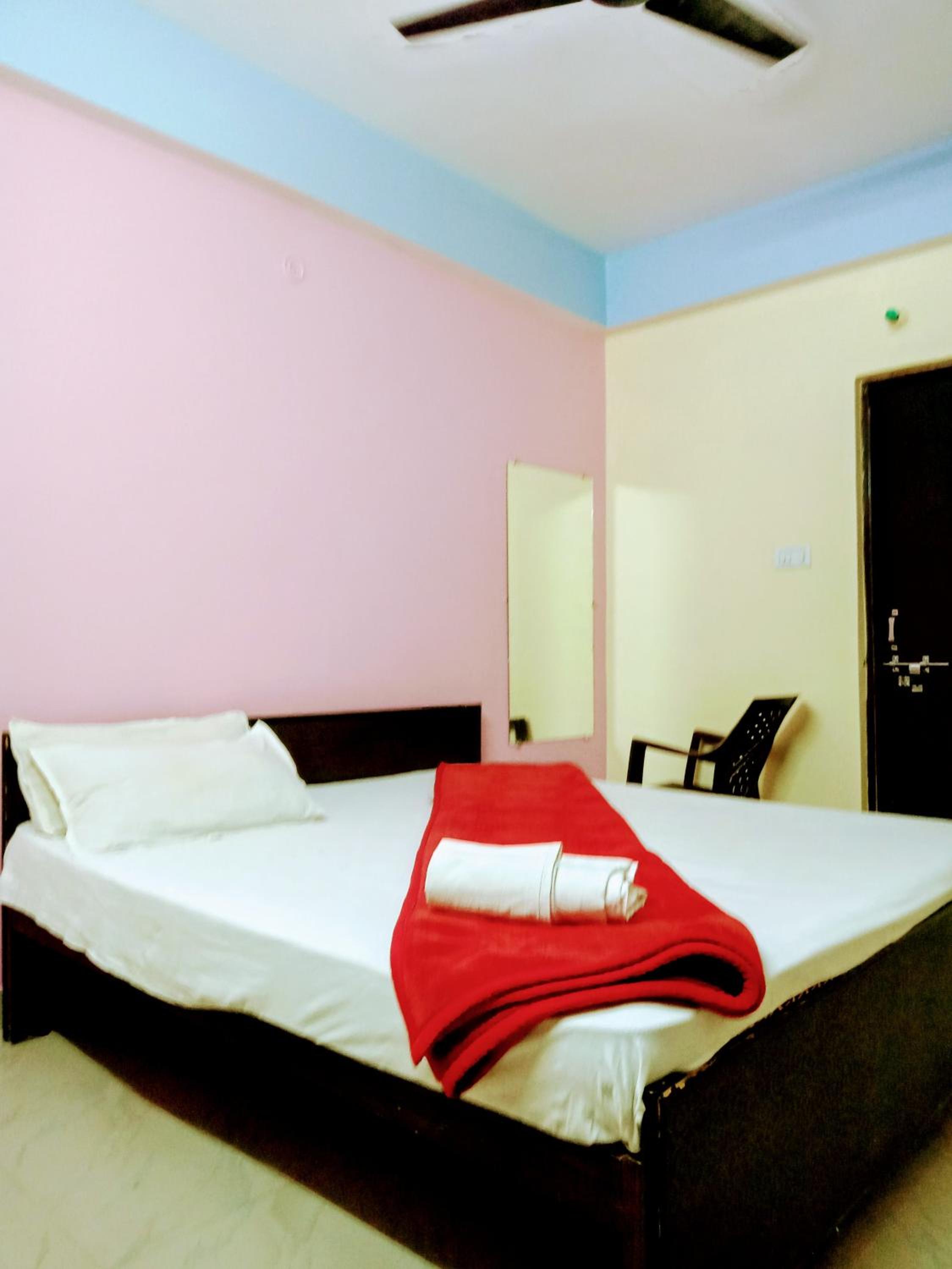Standard Double Room Non Ac - Photo 9