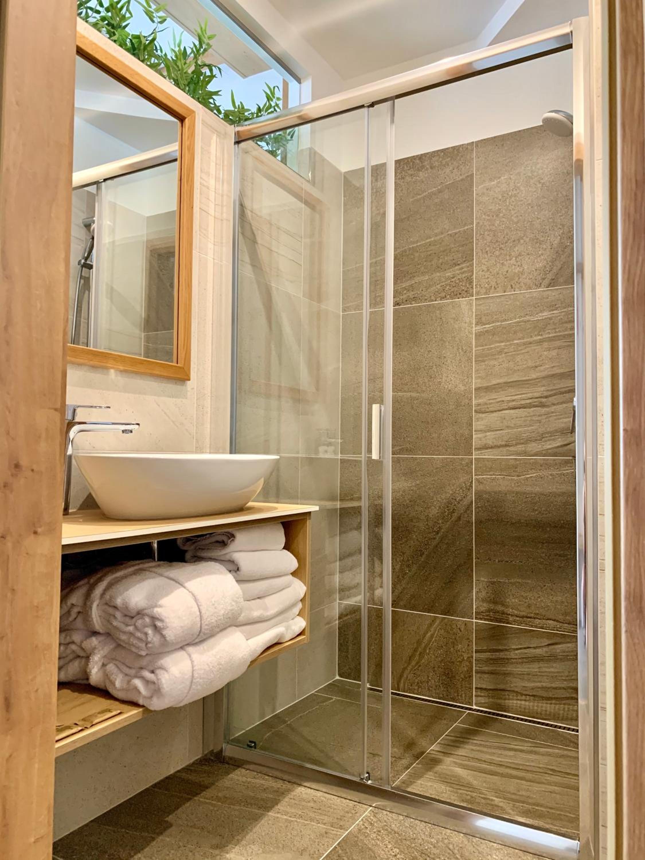 Superior Double Room with Lake View - Photo 7