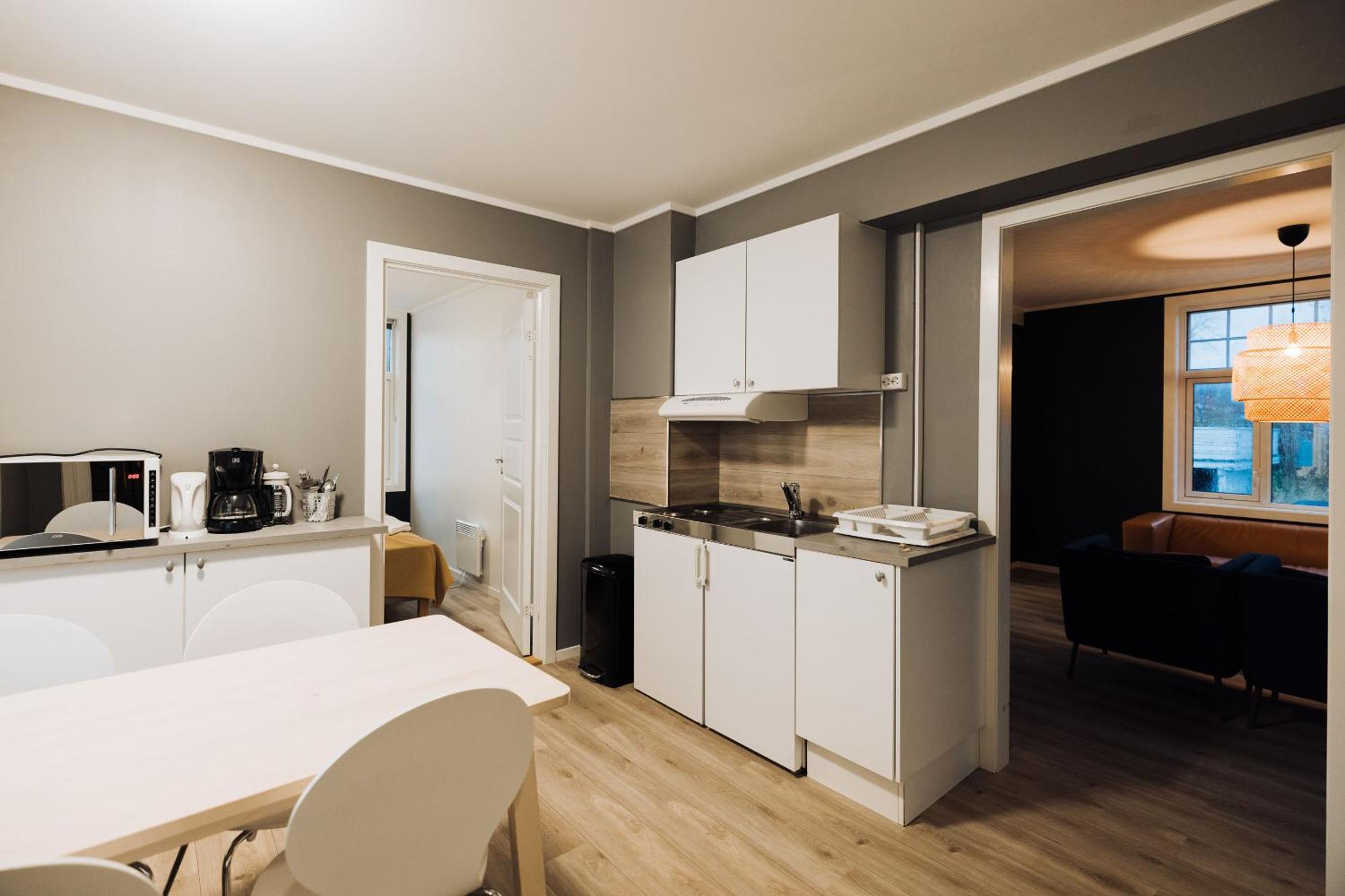 Apartment with Balcony - Photo 3
