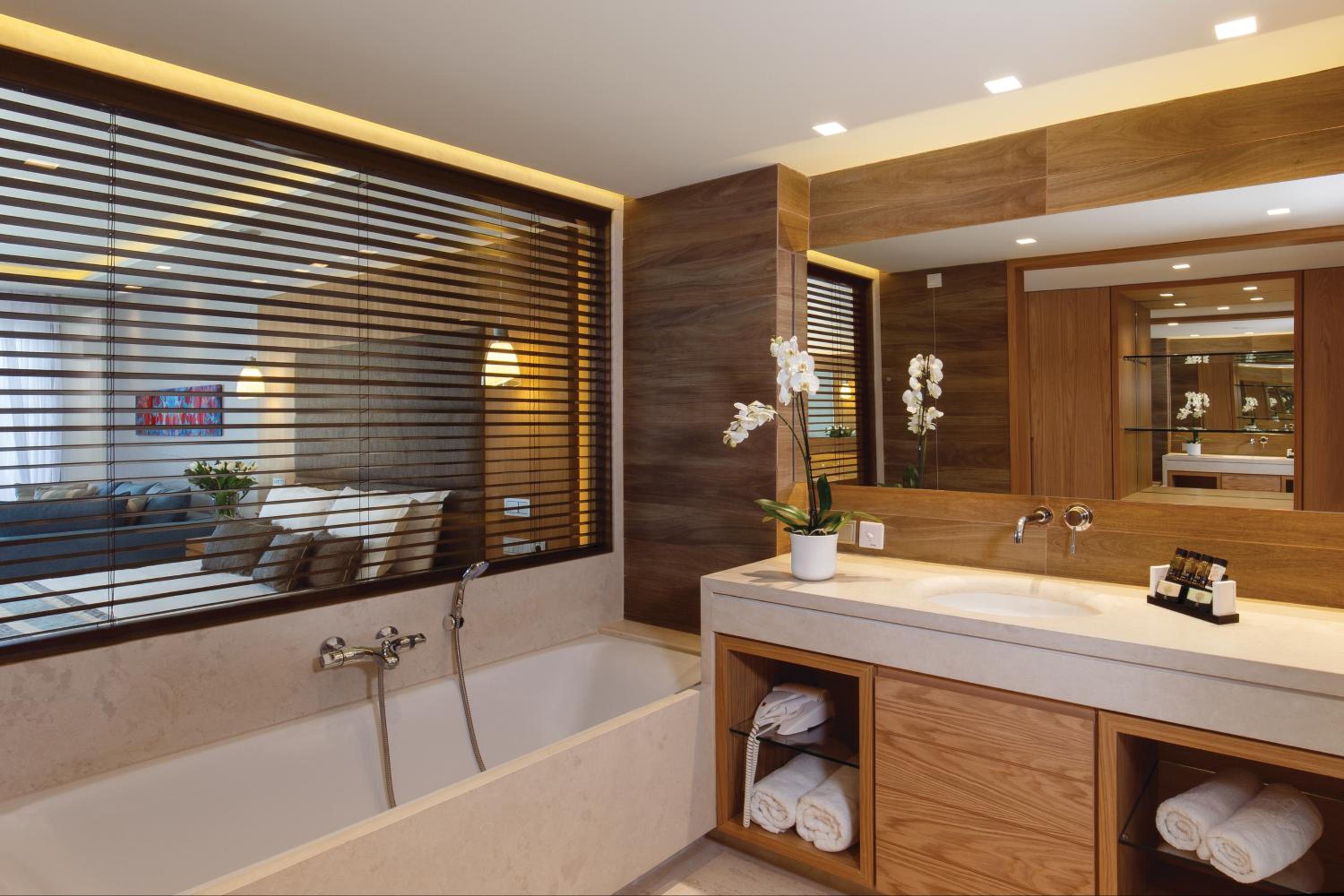 Junior Suite Beach Front Swim up Sea View - Photo 5