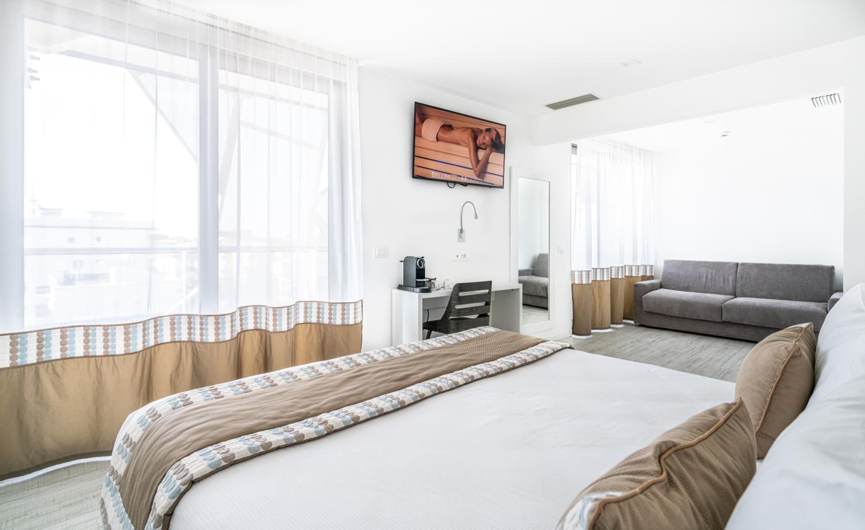 Suite with Beach Access - Photo 9