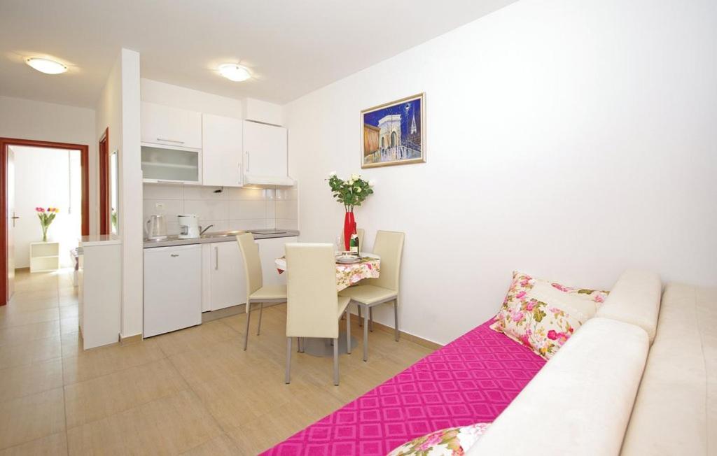 One-Bedroom Apartment - Photo 7