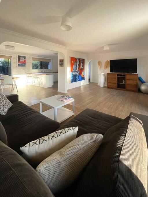 Three-Bedroom Apartment photo 2