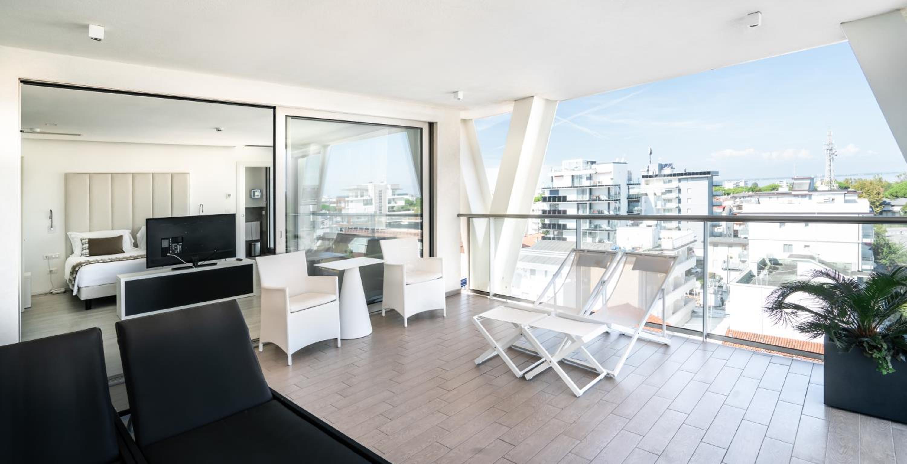 Deluxe Suite with Beach Access - Photo 19