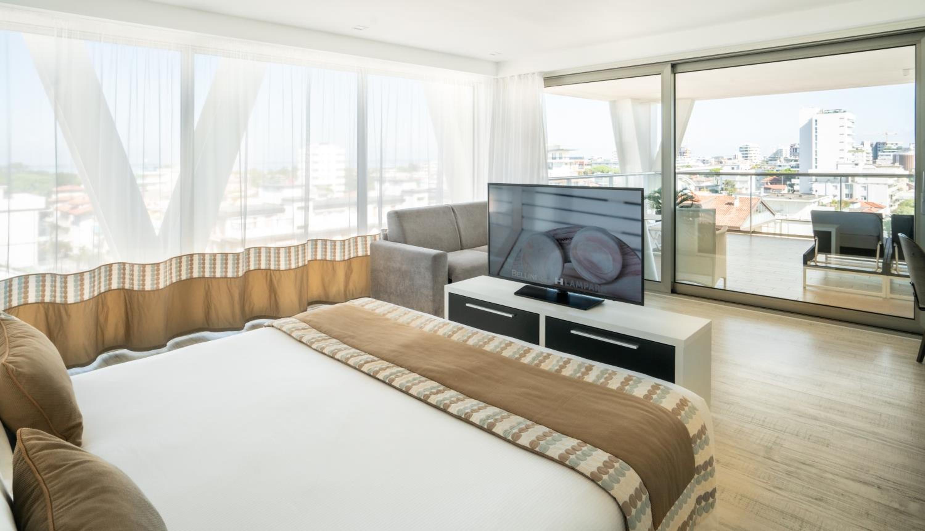 Deluxe Suite with Beach Access - Photo 13