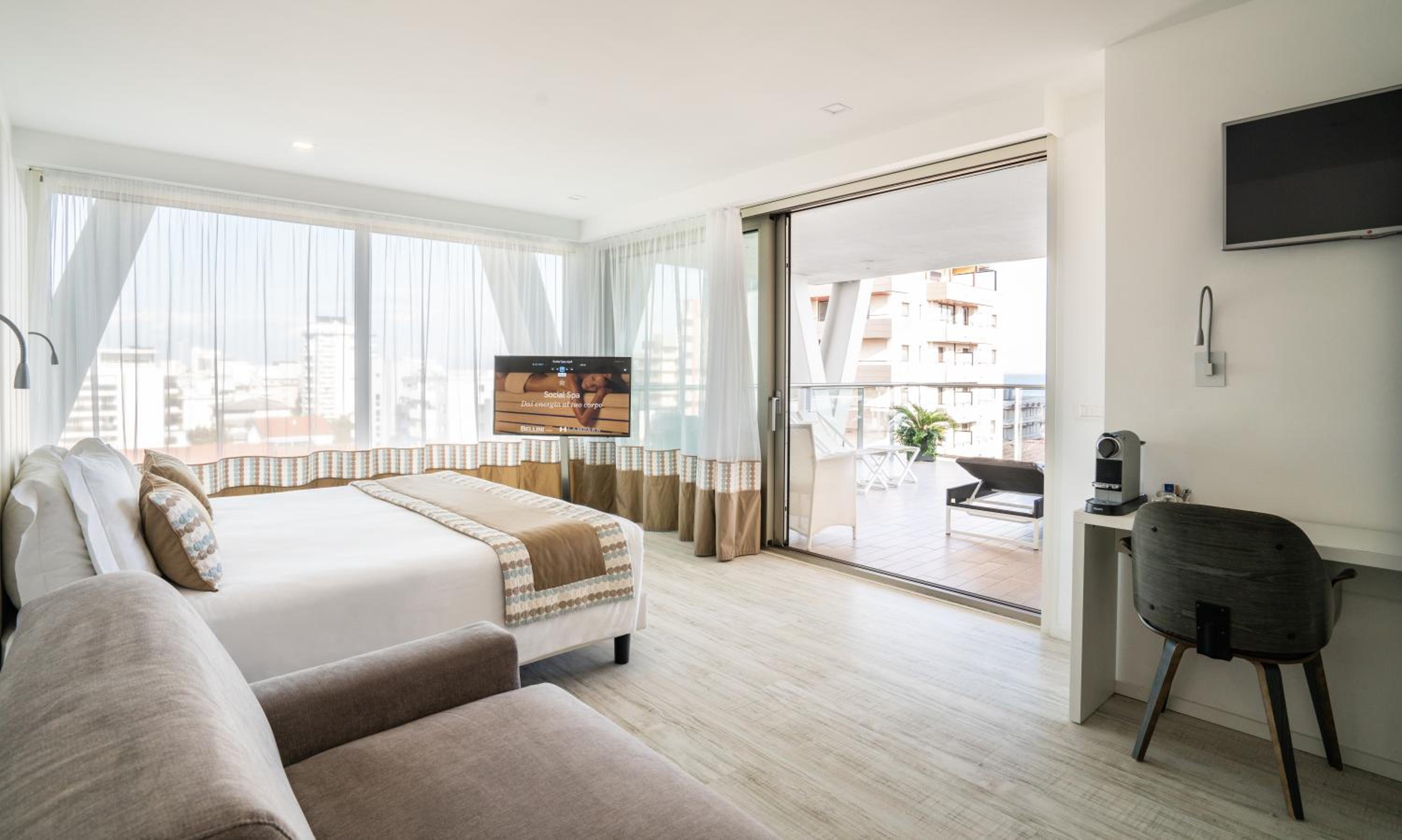 Deluxe Suite with Beach Access - Photo 5