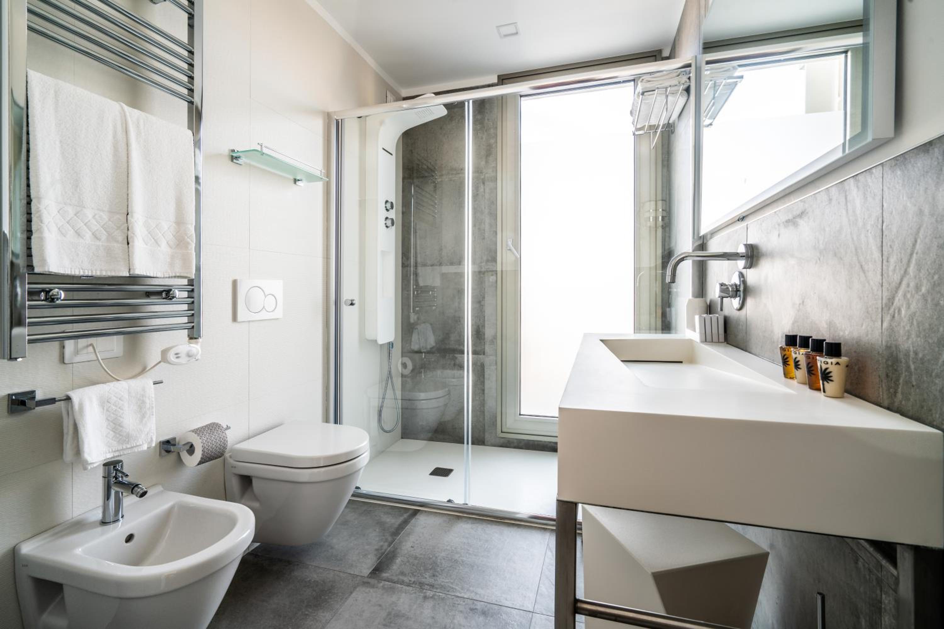 Deluxe Suite with Beach Access - Photo 10