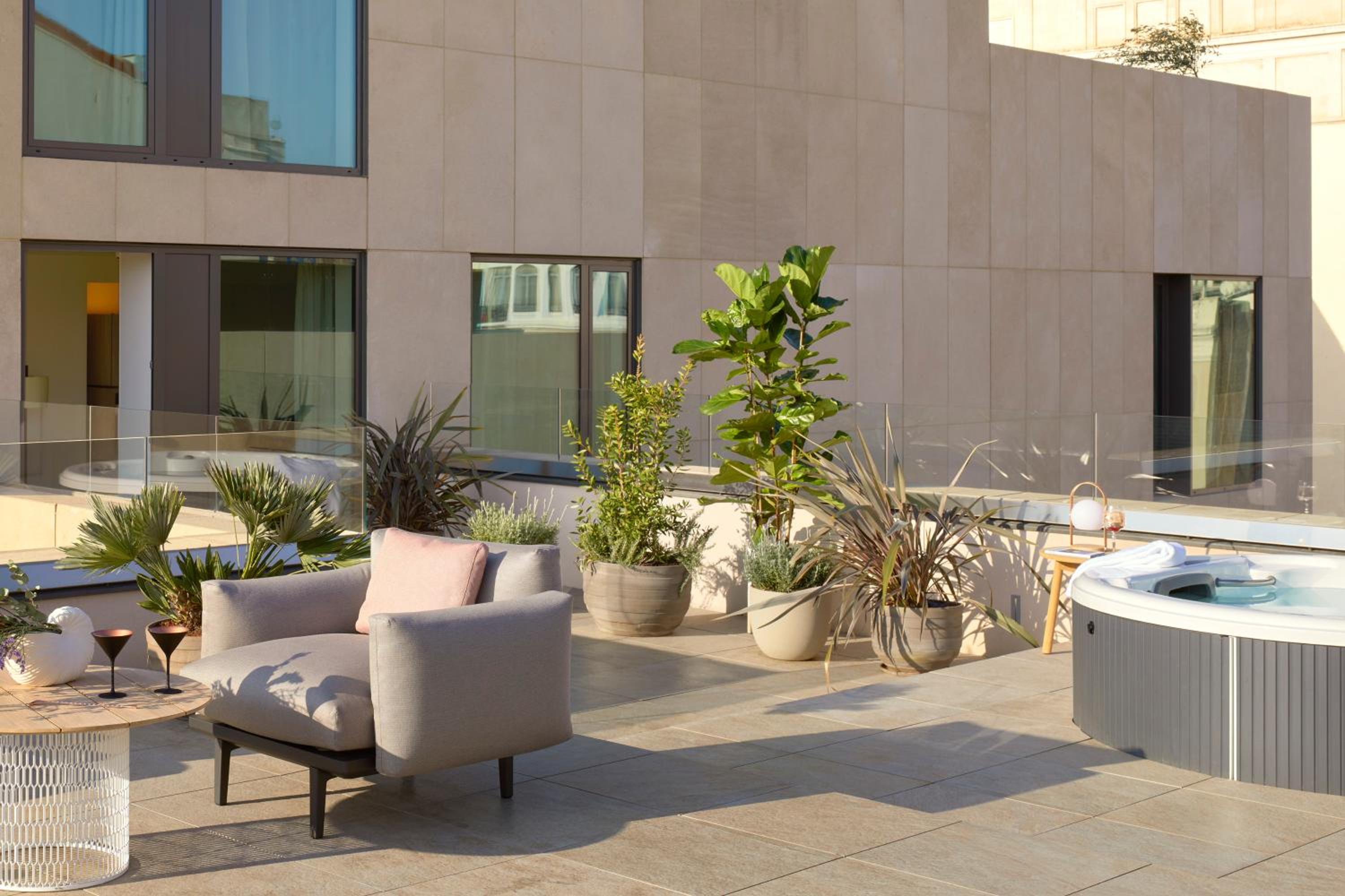 Studio ME Suite Terrace with Jacuzzi and City View