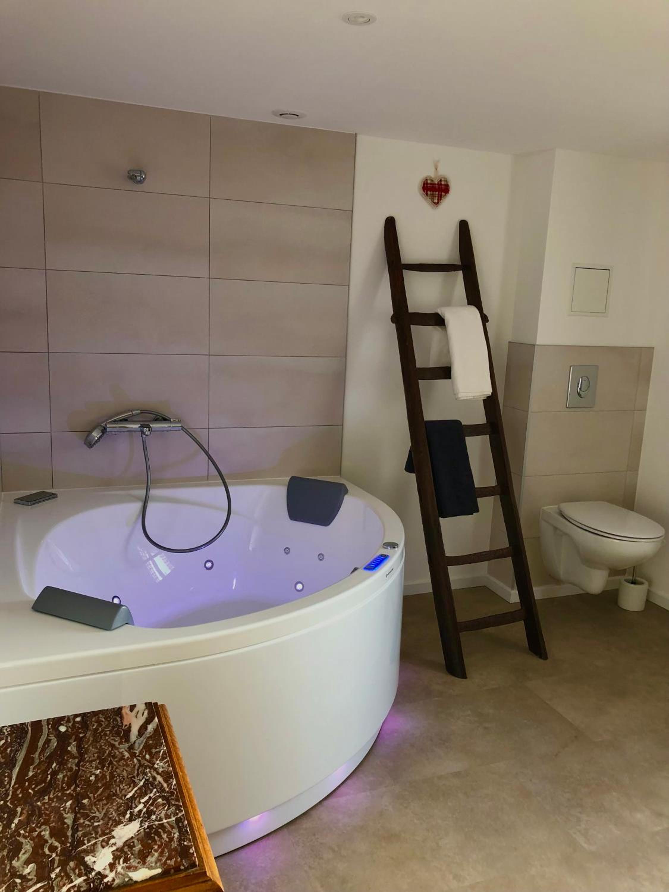 Deluxe King Suite photo 3