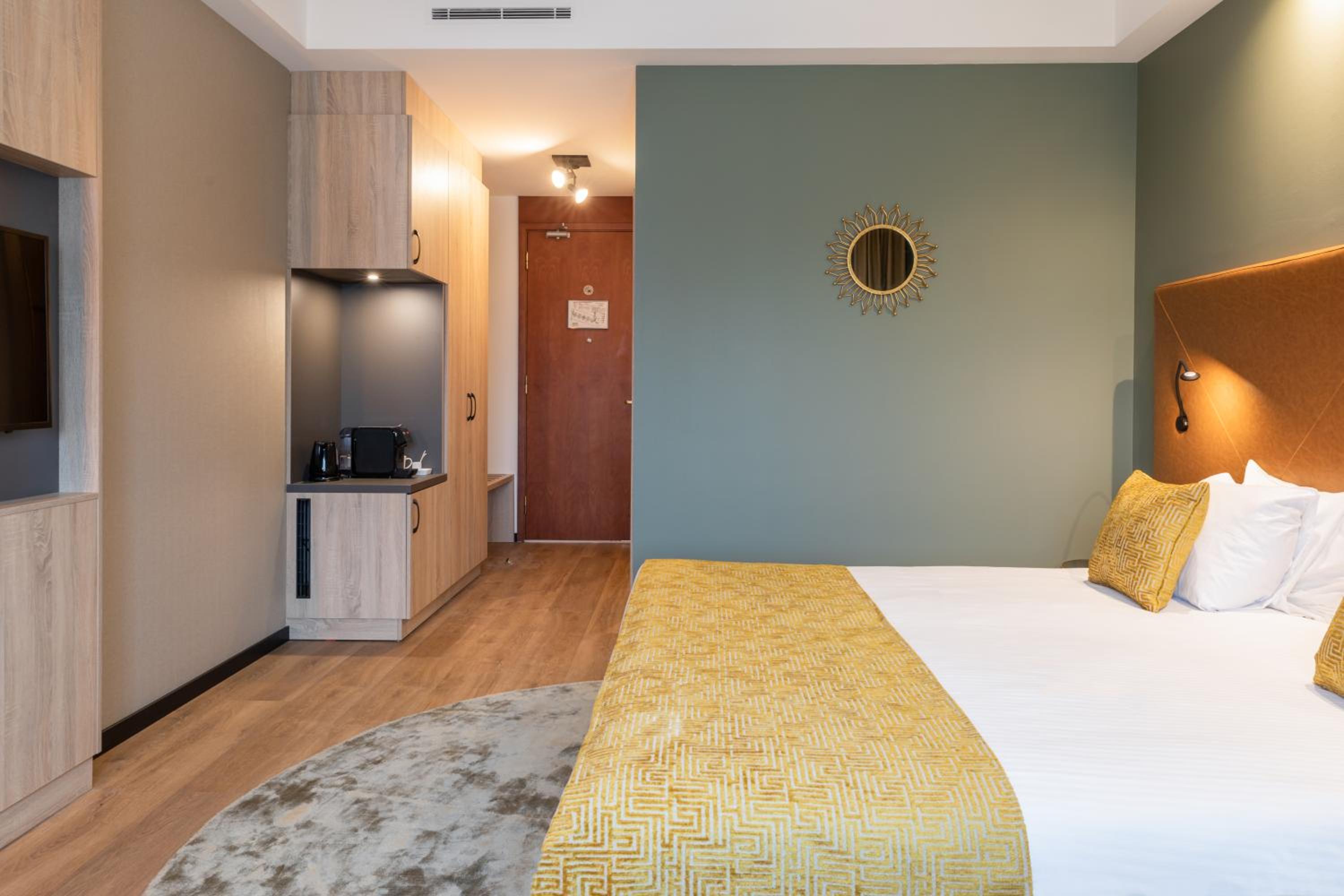 Deluxe Double Room - Photo 9