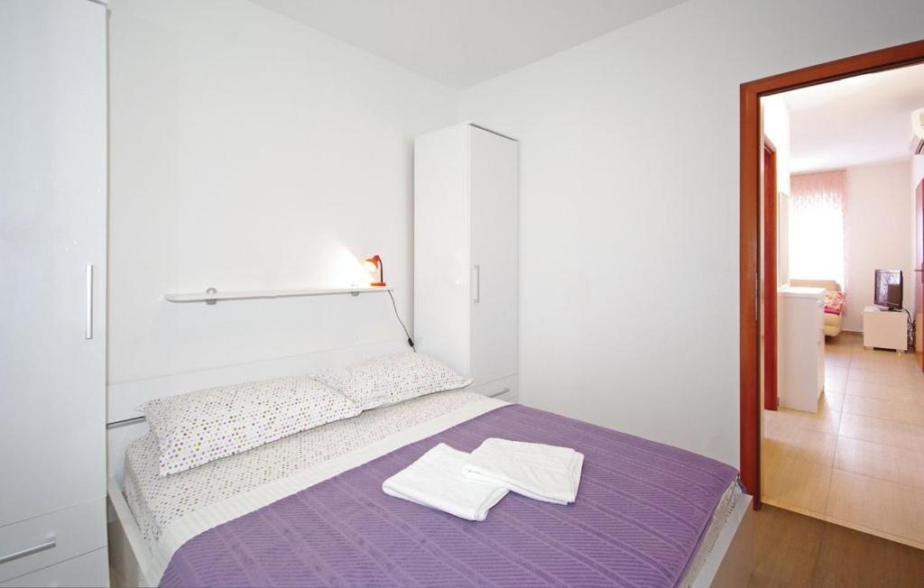 One-Bedroom Apartment - Photo 6