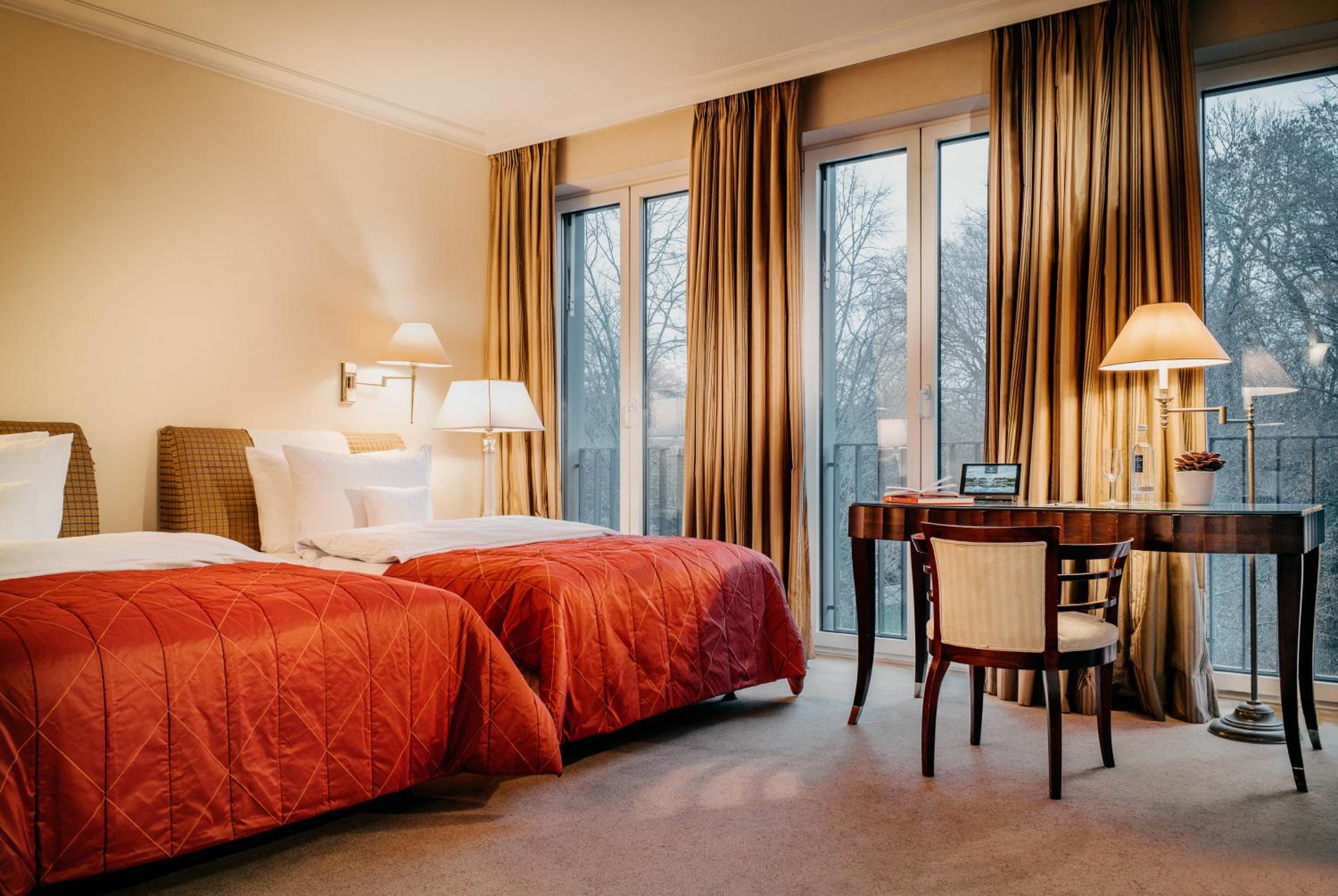 Deluxe Twin Room with Lake View - Photo 10