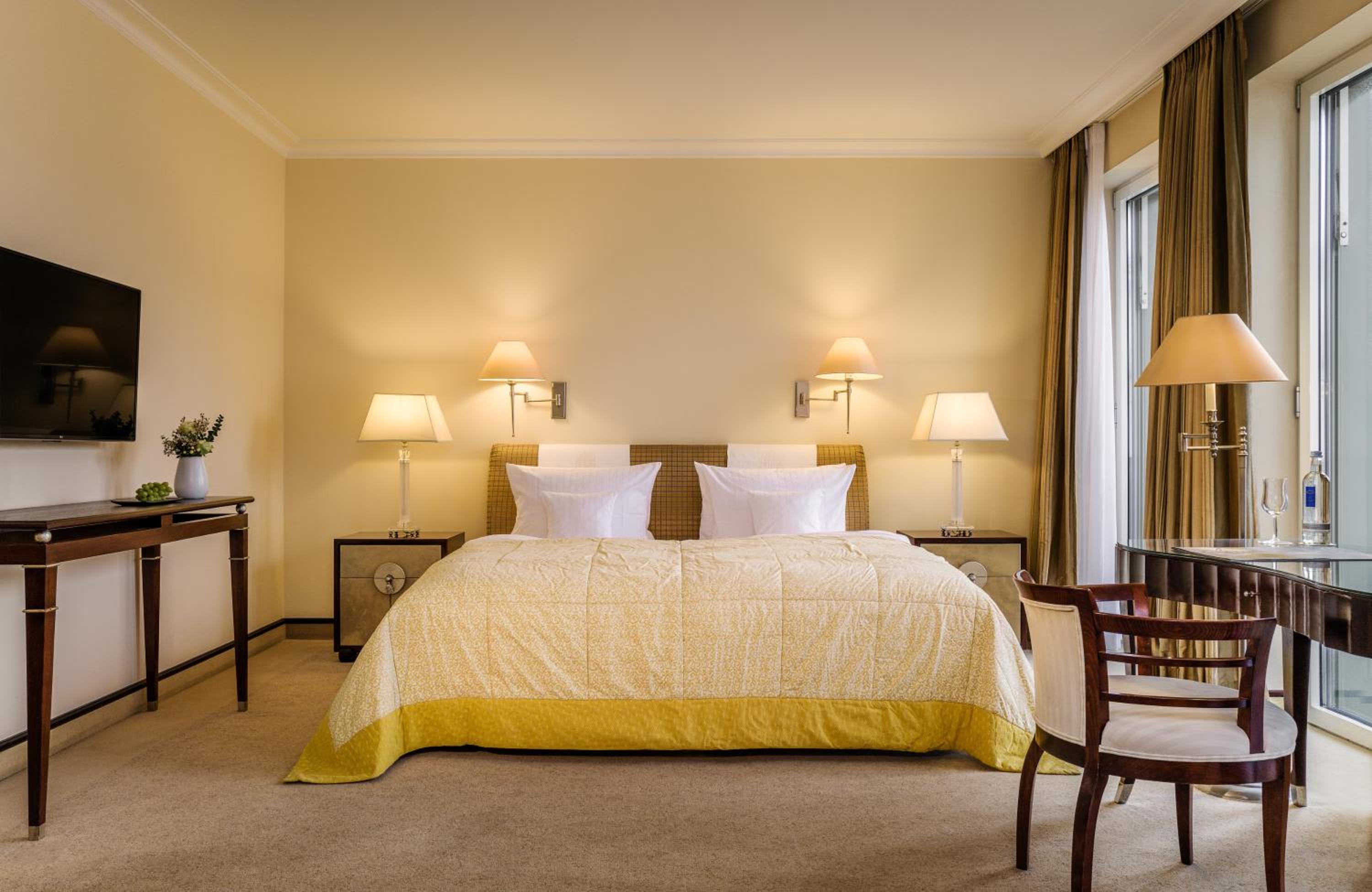 Deluxe Double Room with Lake View - Photo 5