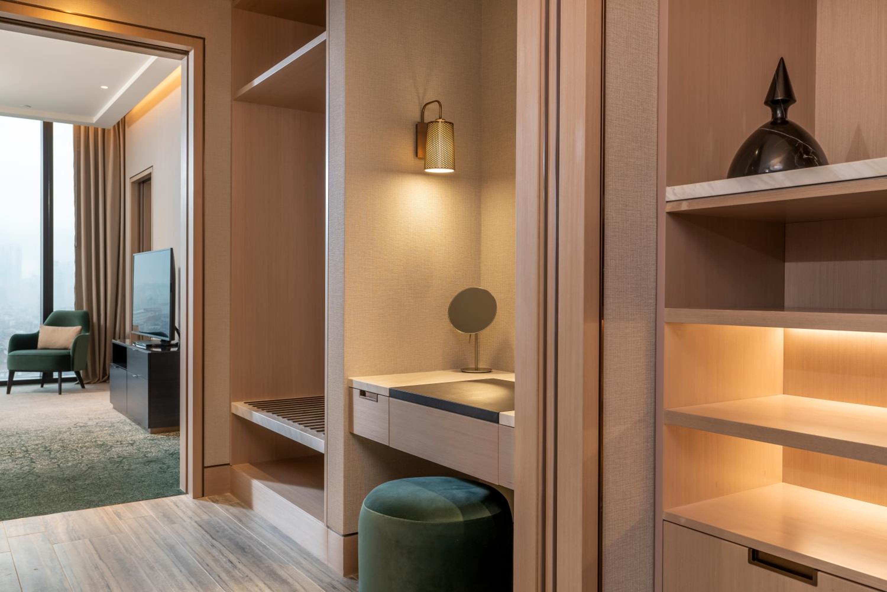 Executive Suite - Photo 3
