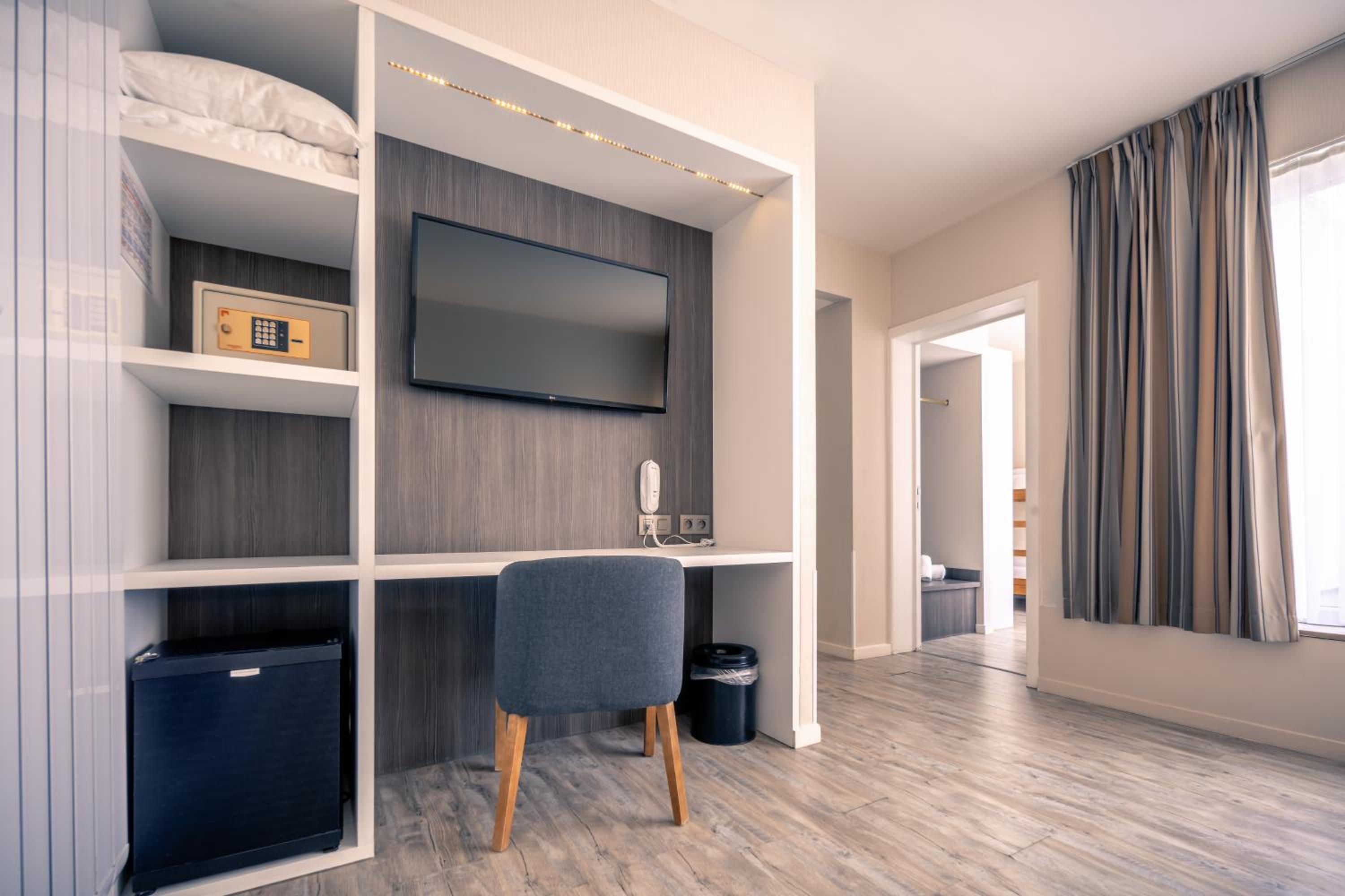 Superior Family Room - Photo 2