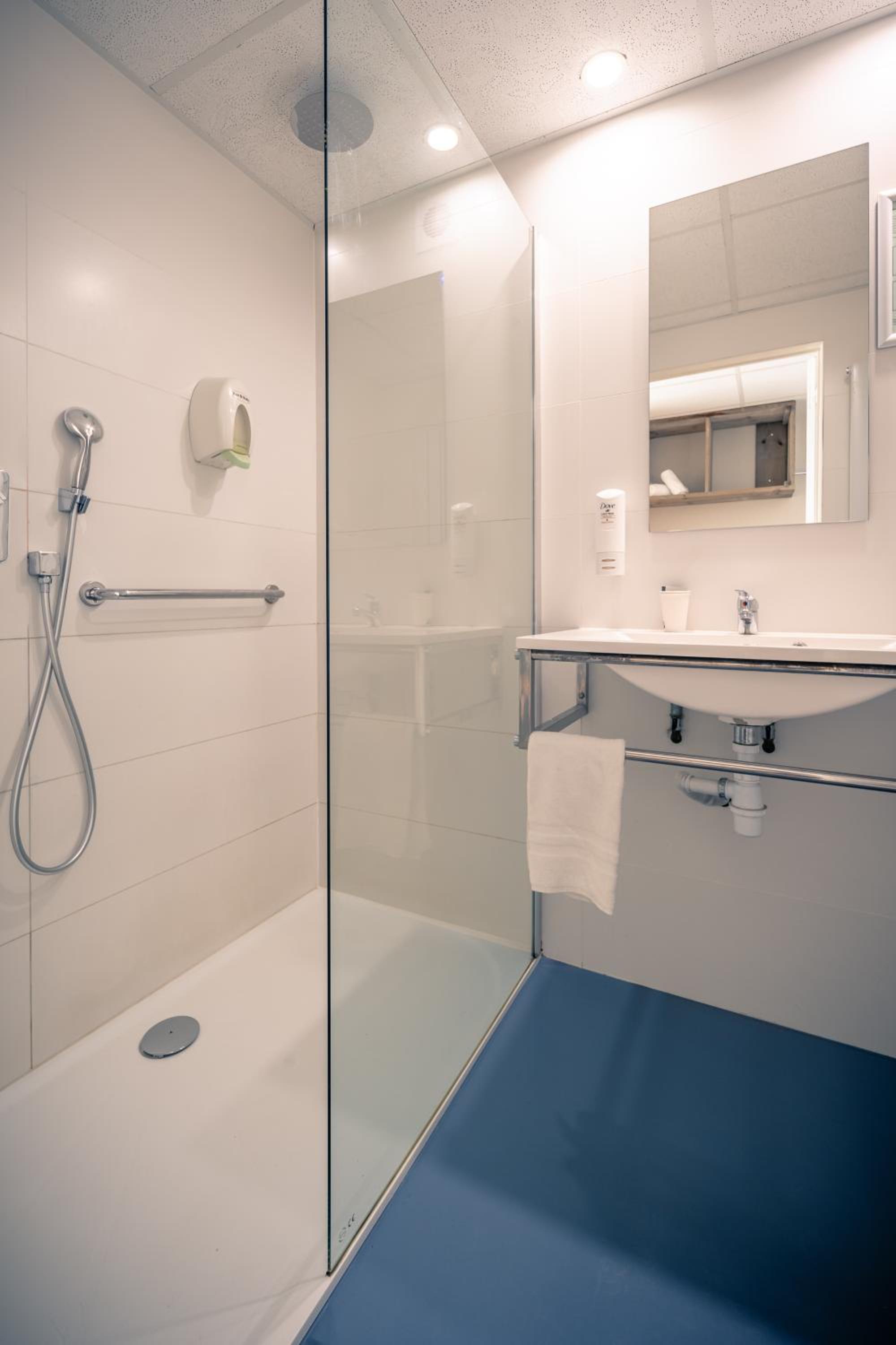 Standard Twin Room - Photo 3