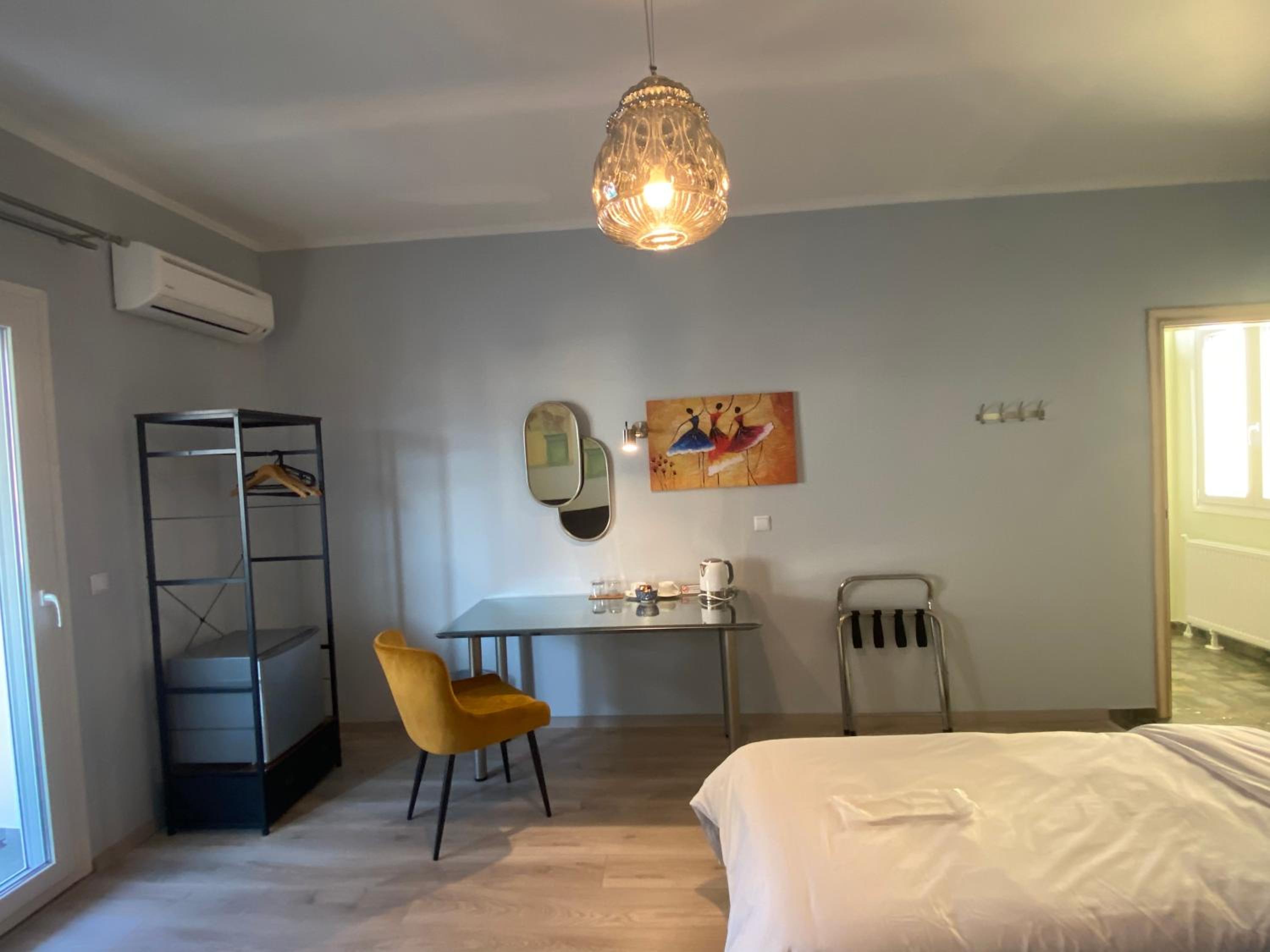 Junior Suite with Balcony - Photo 3