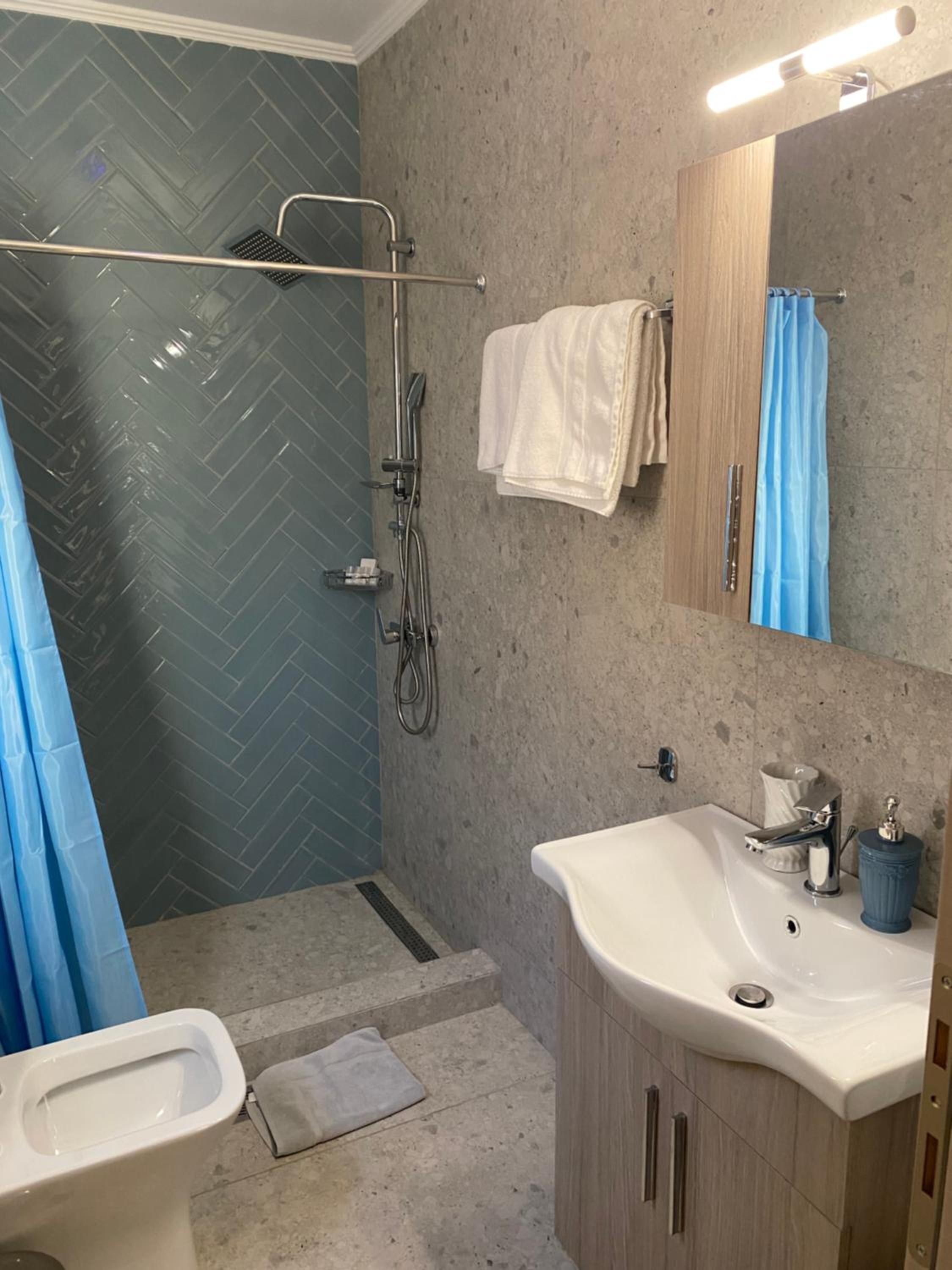Junior Suite with Balcony - Photo 7