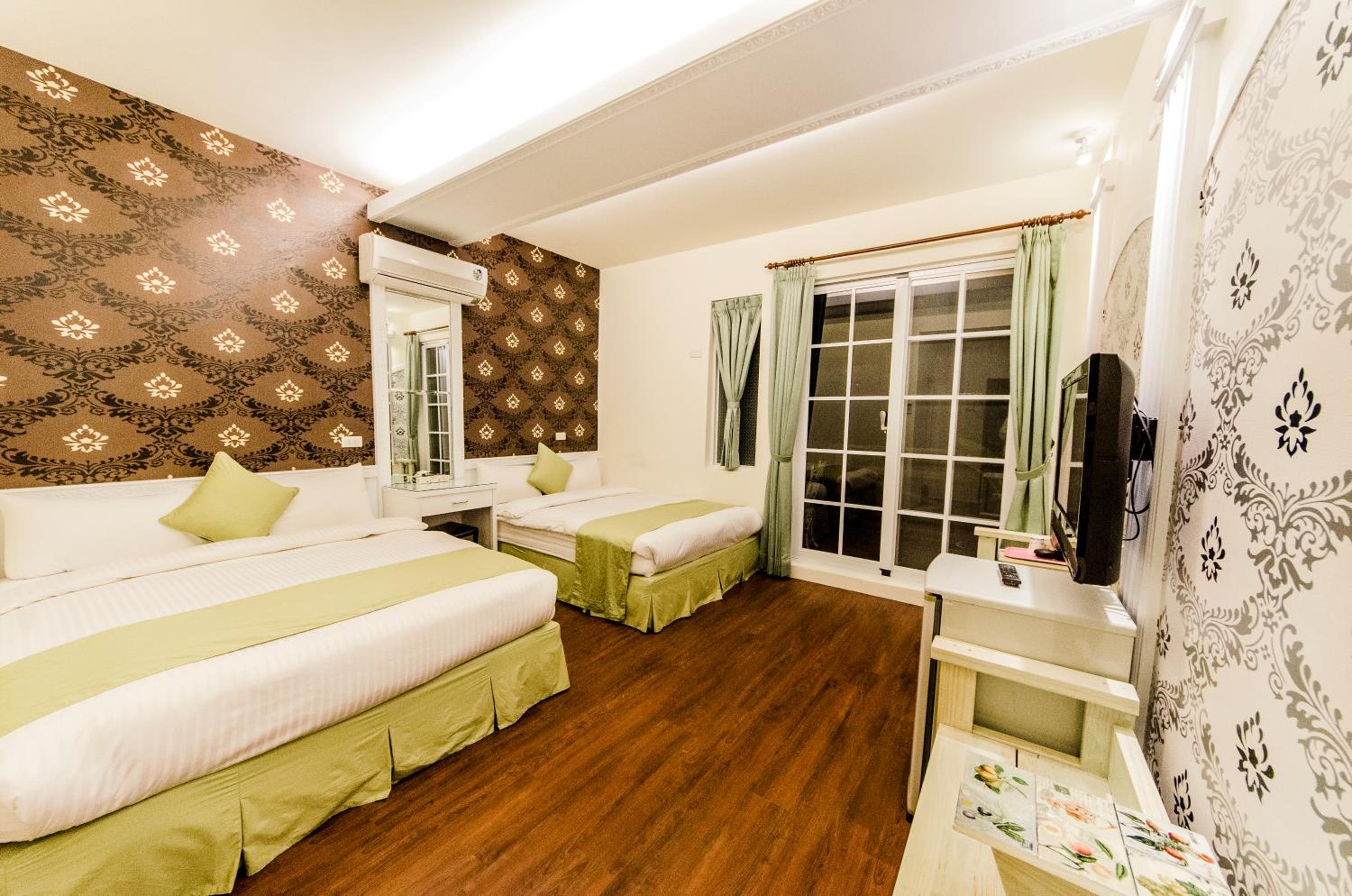 Quadruple Room with Balcony photo 2