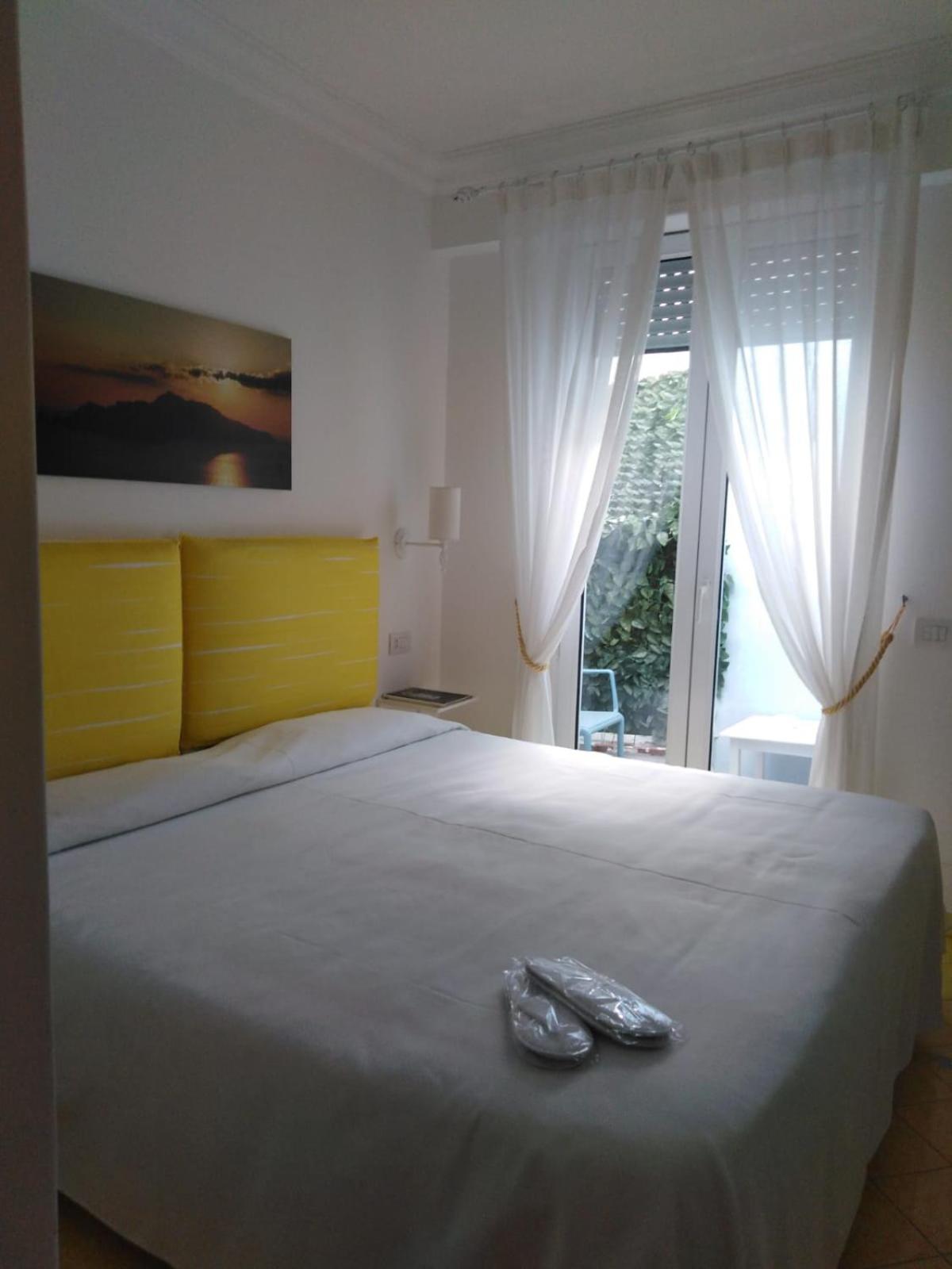 Standard double room with internal view - Photo 6