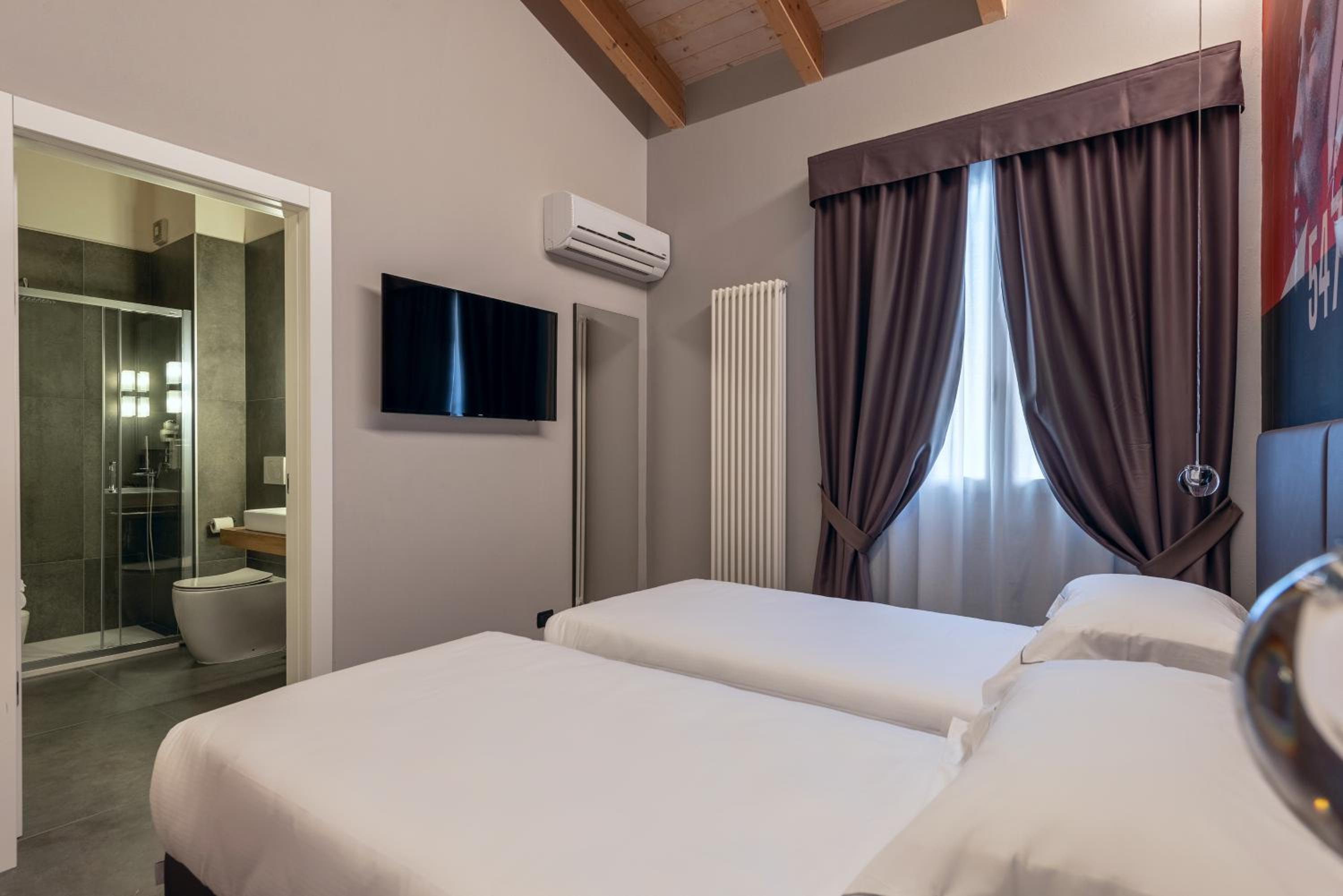 Deluxe Double or Twin Room - Photo 23