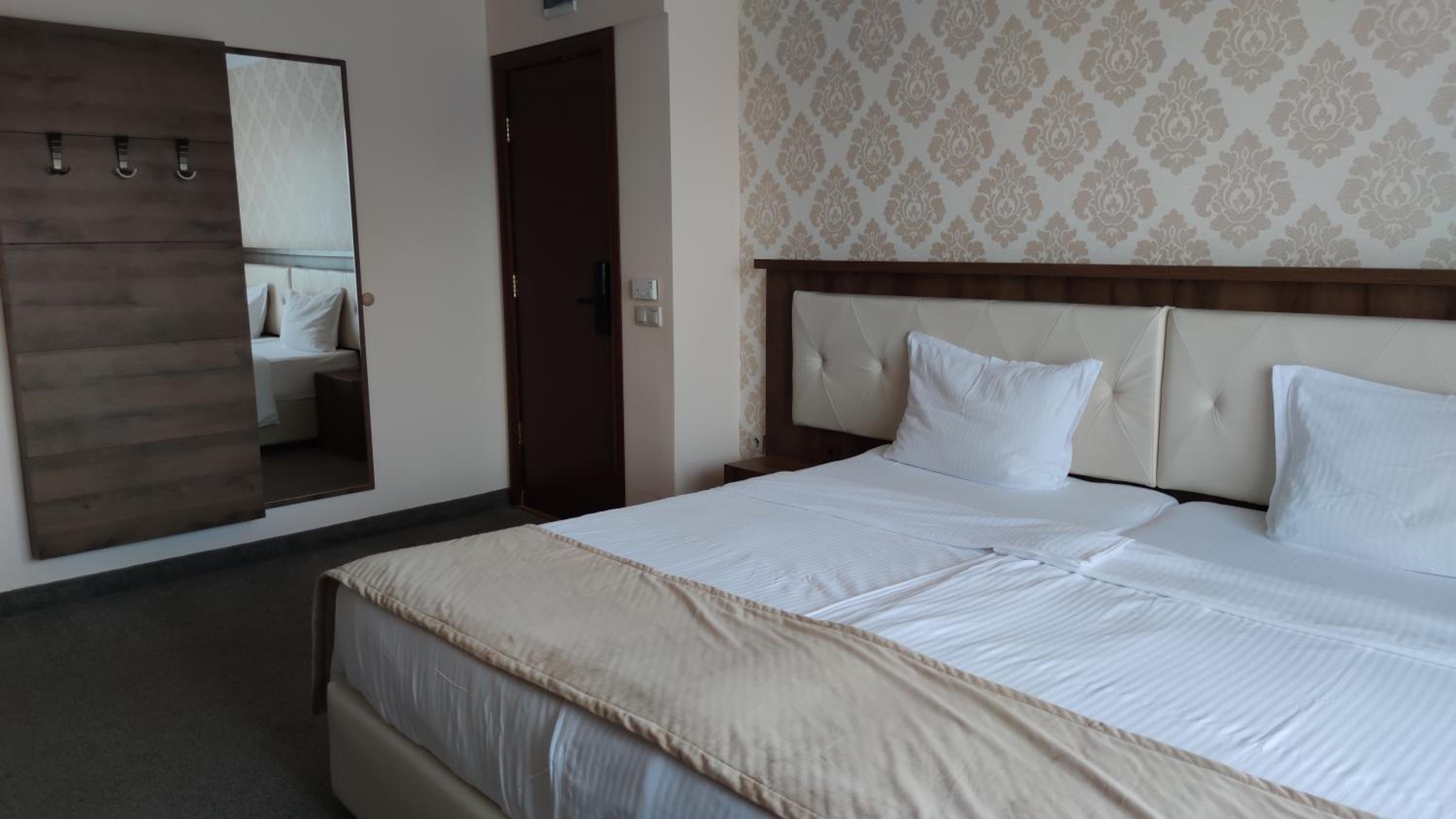 Double Room with Balcony - Photo 8