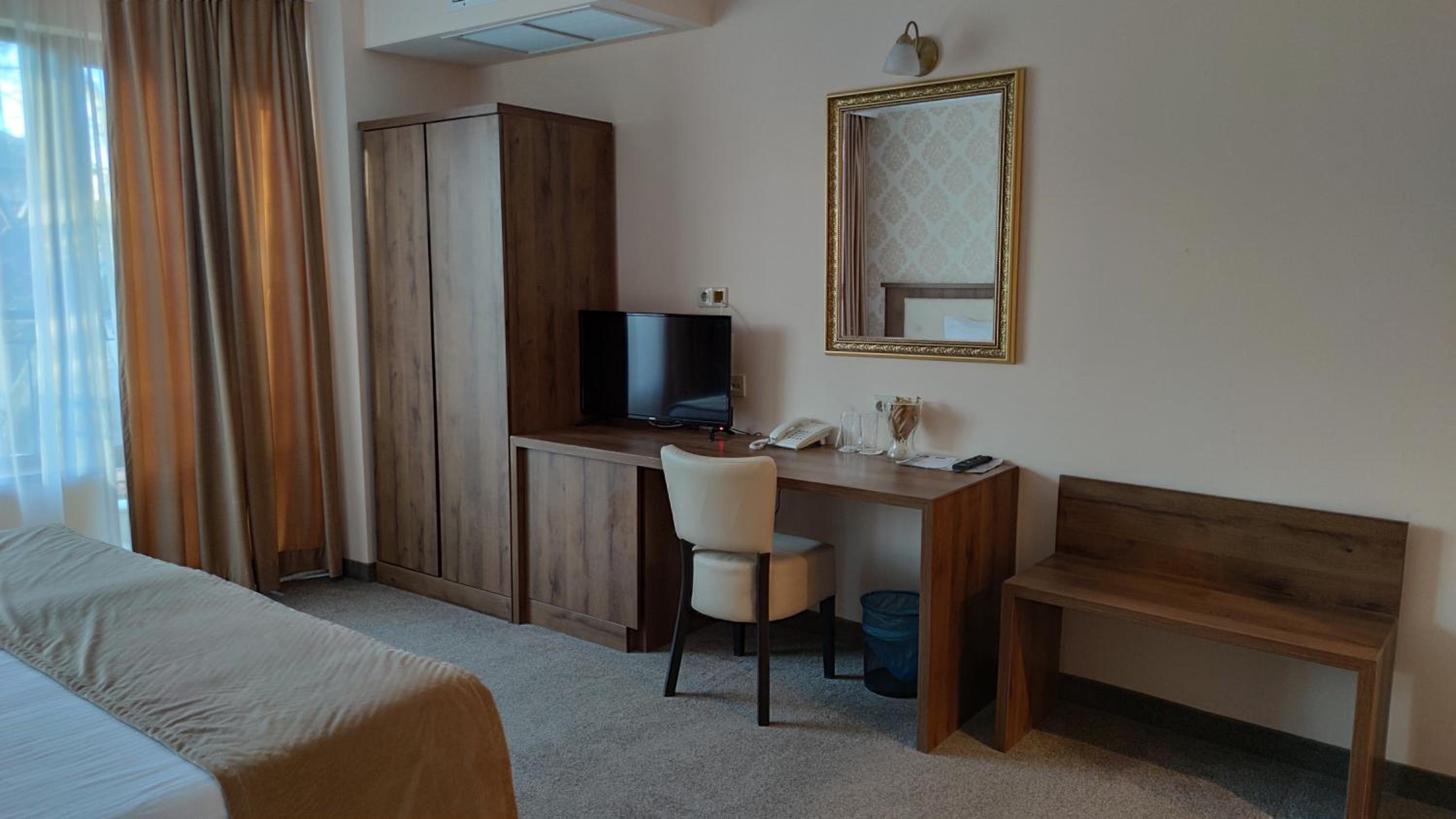 Double Room with Balcony - Photo 7
