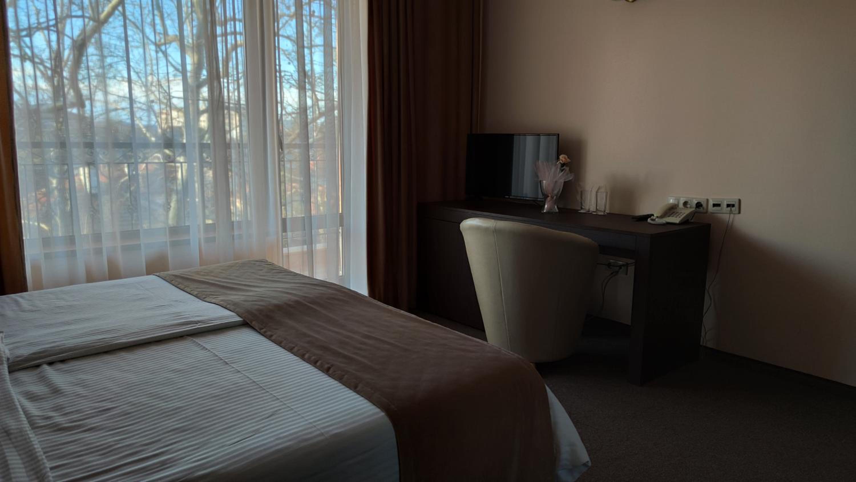 Double Room with Balcony - Photo 9