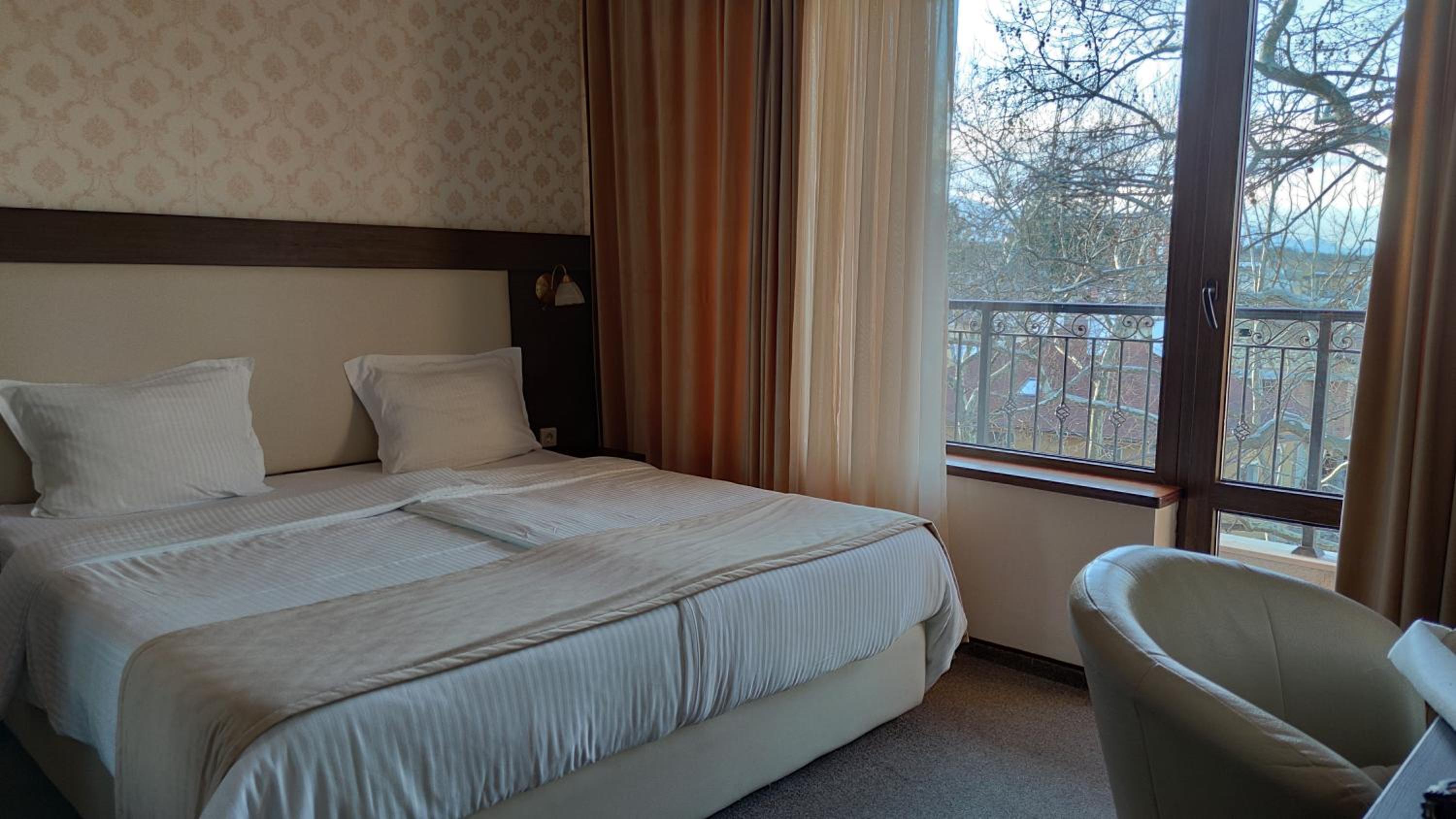 Double Room with Balcony - Photo 3