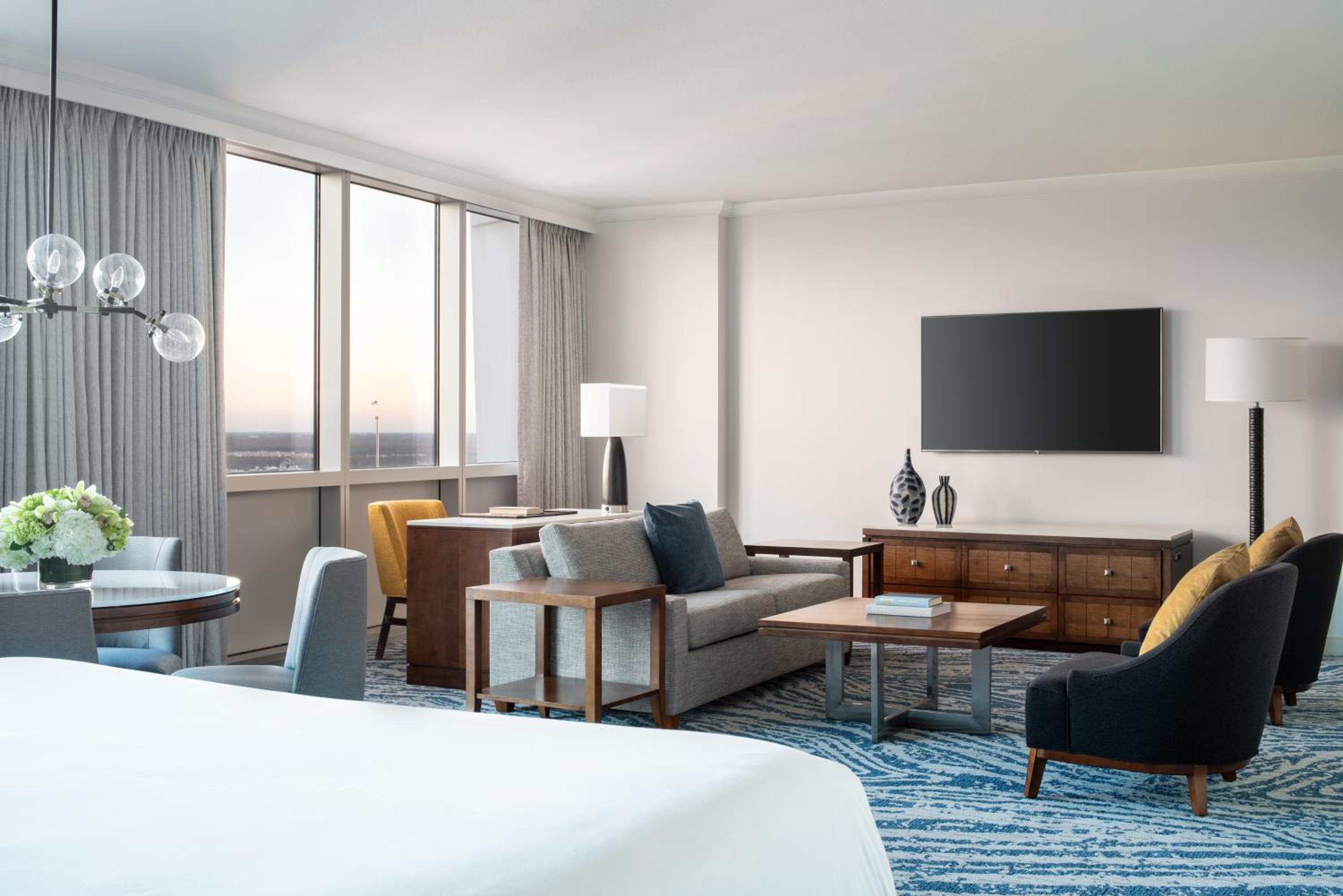 Queen Room with Two Queen Beds and Pool View thumbnail 5