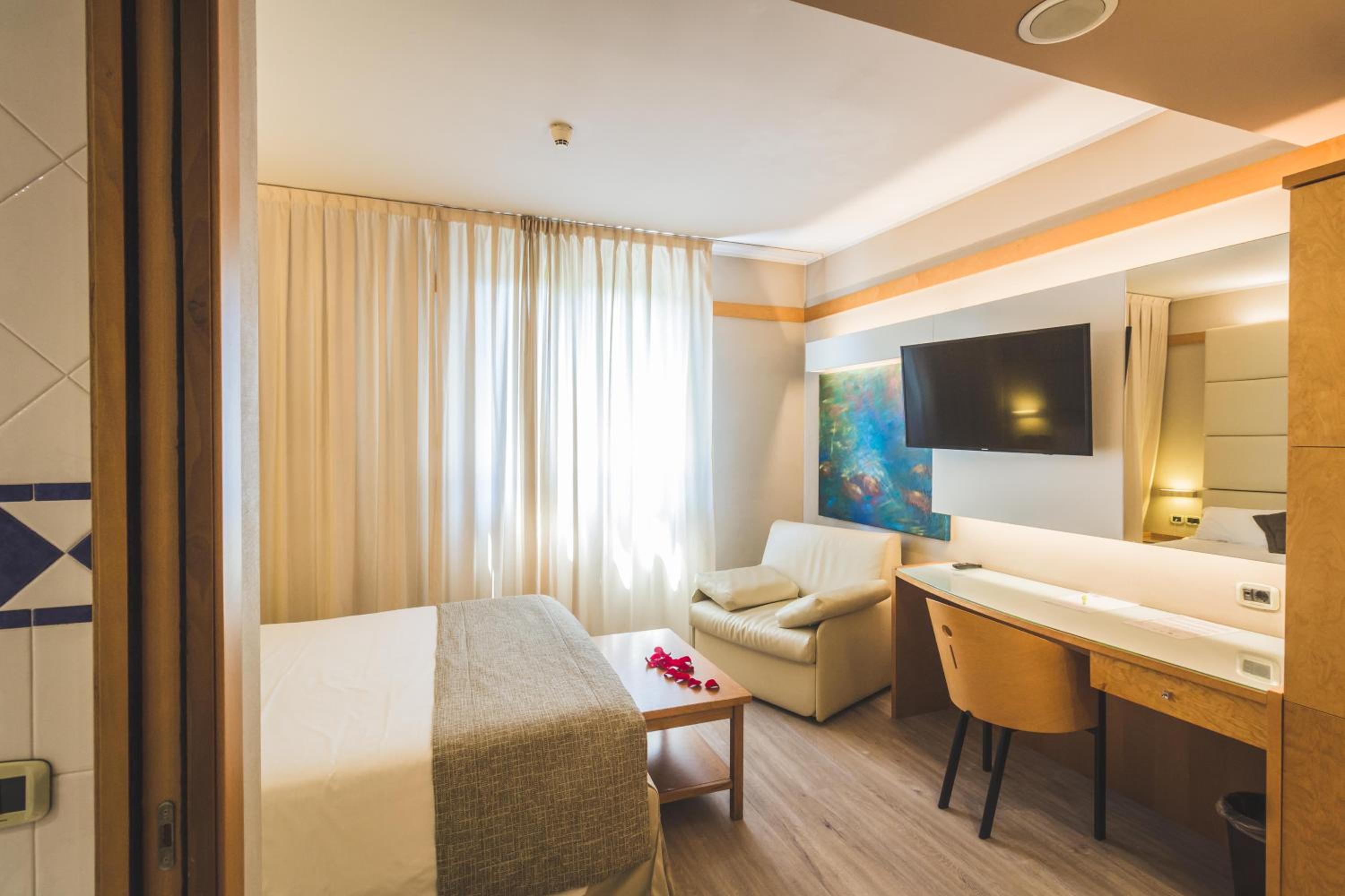 Classic Triple Room - Photo 2