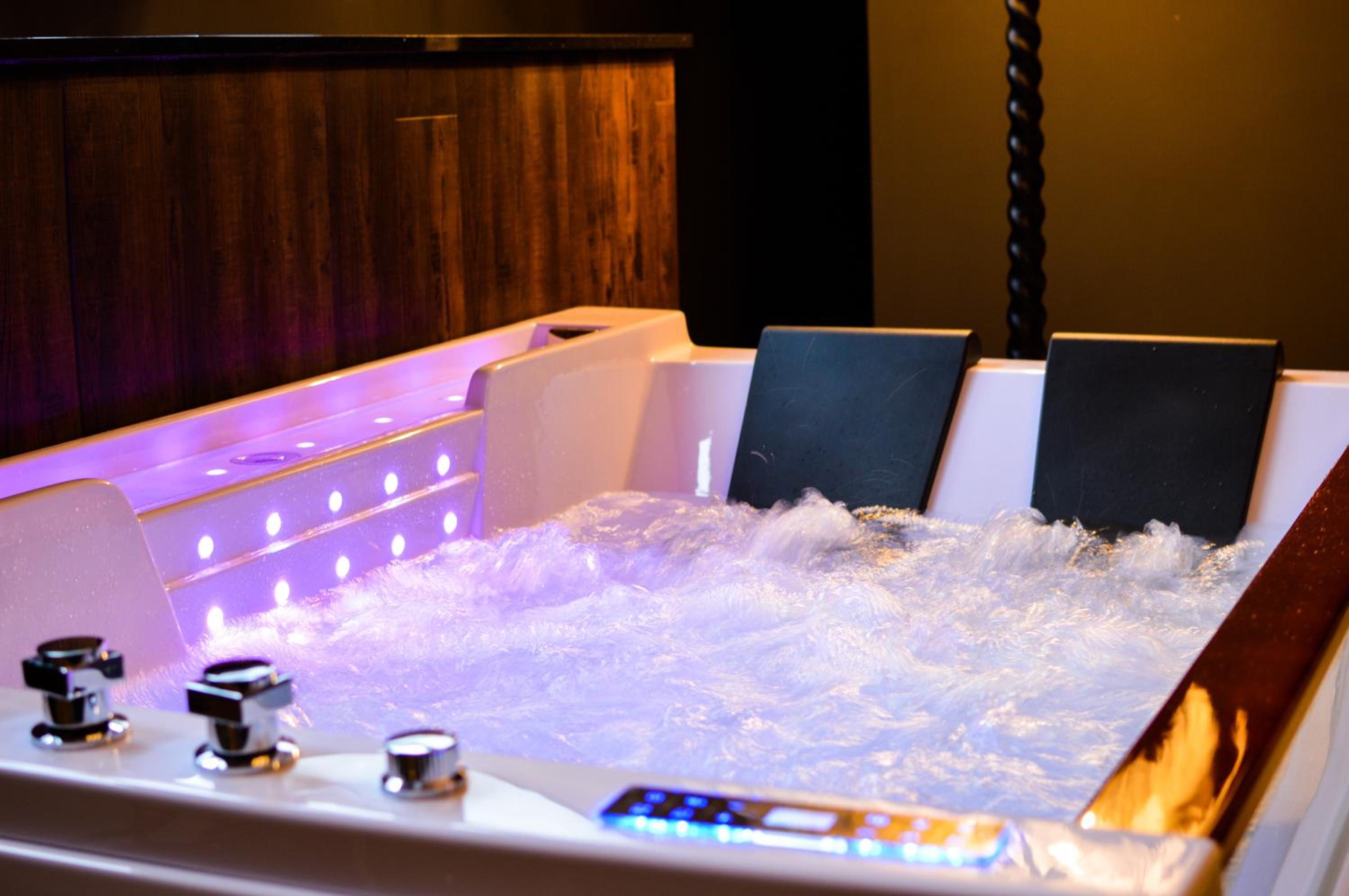 Deluxe Suite with Spa Bath photo 3