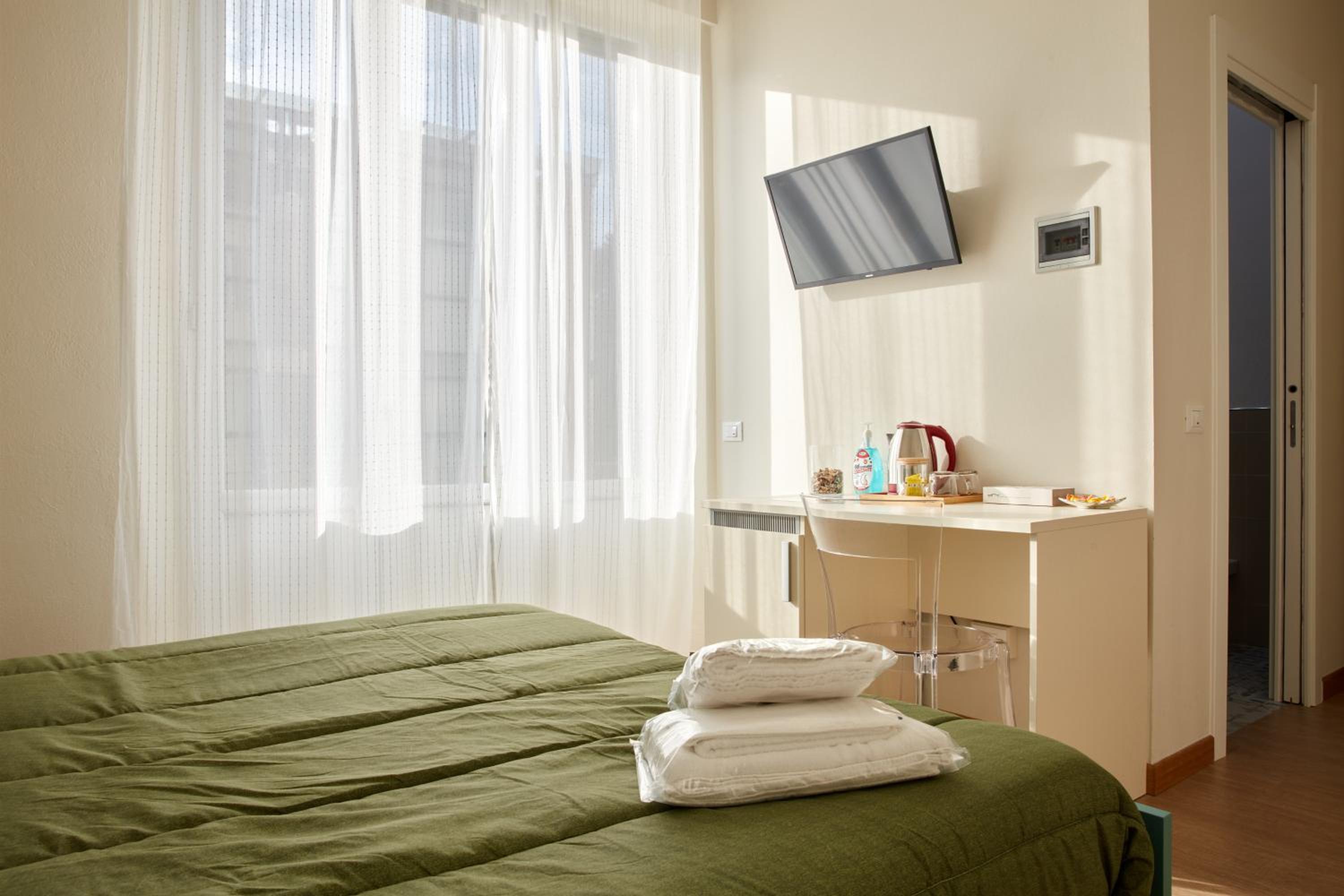 Double Room with Balcony - Photo 3